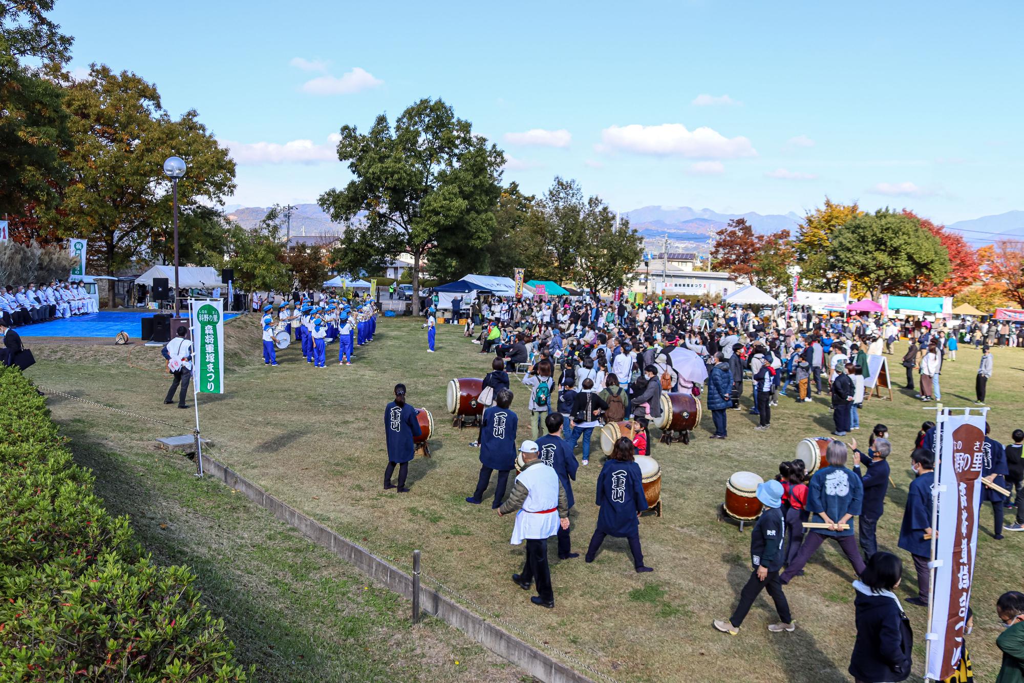開会式での東小学校鼓笛隊の演奏と観衆