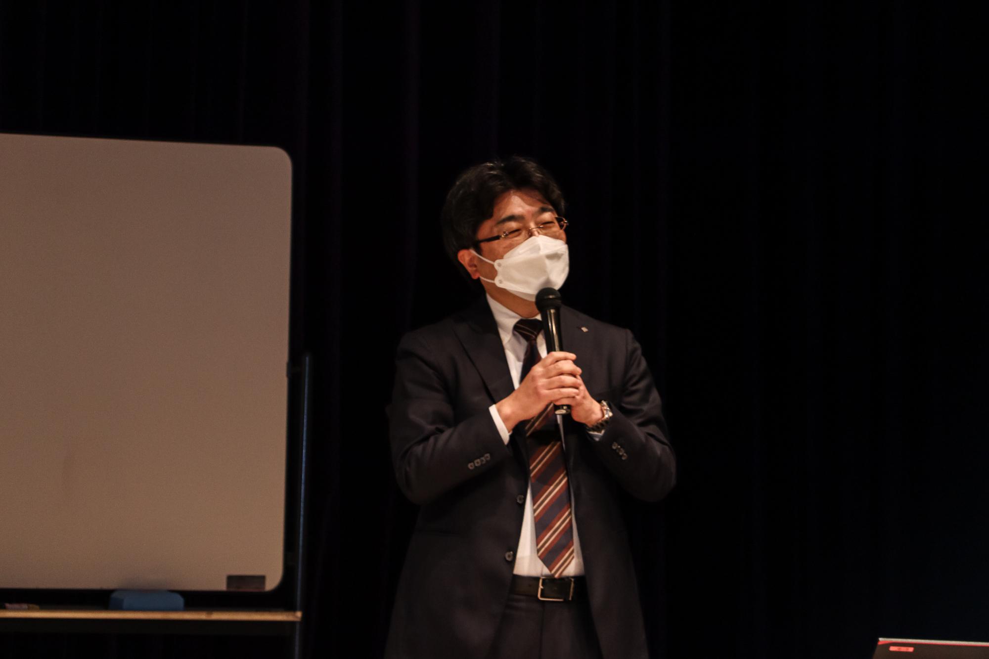 熱弁する櫻井教授
