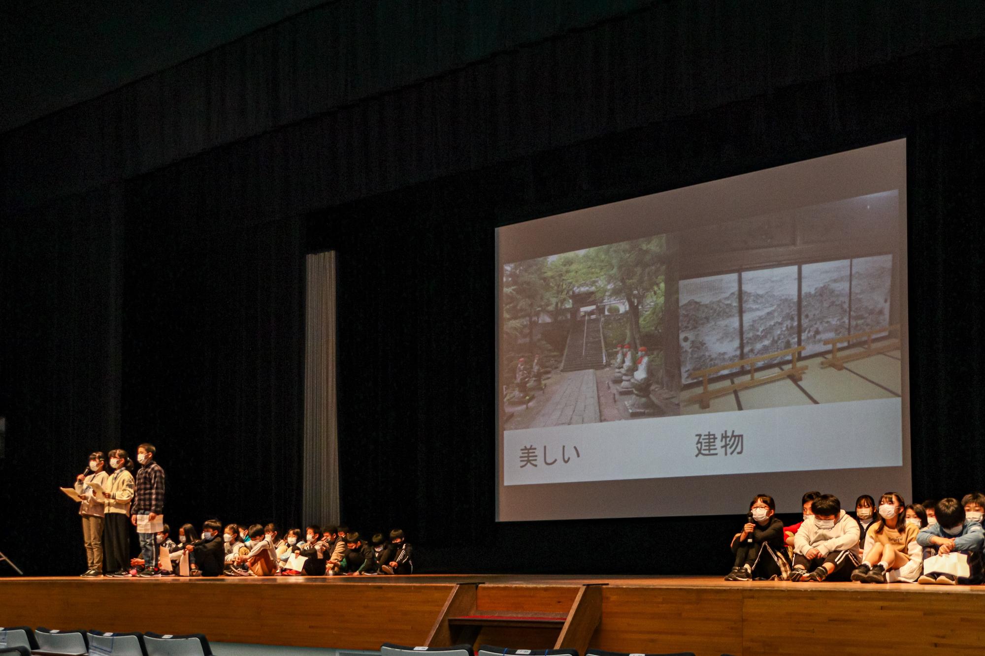 発表する治田小学校の児童2