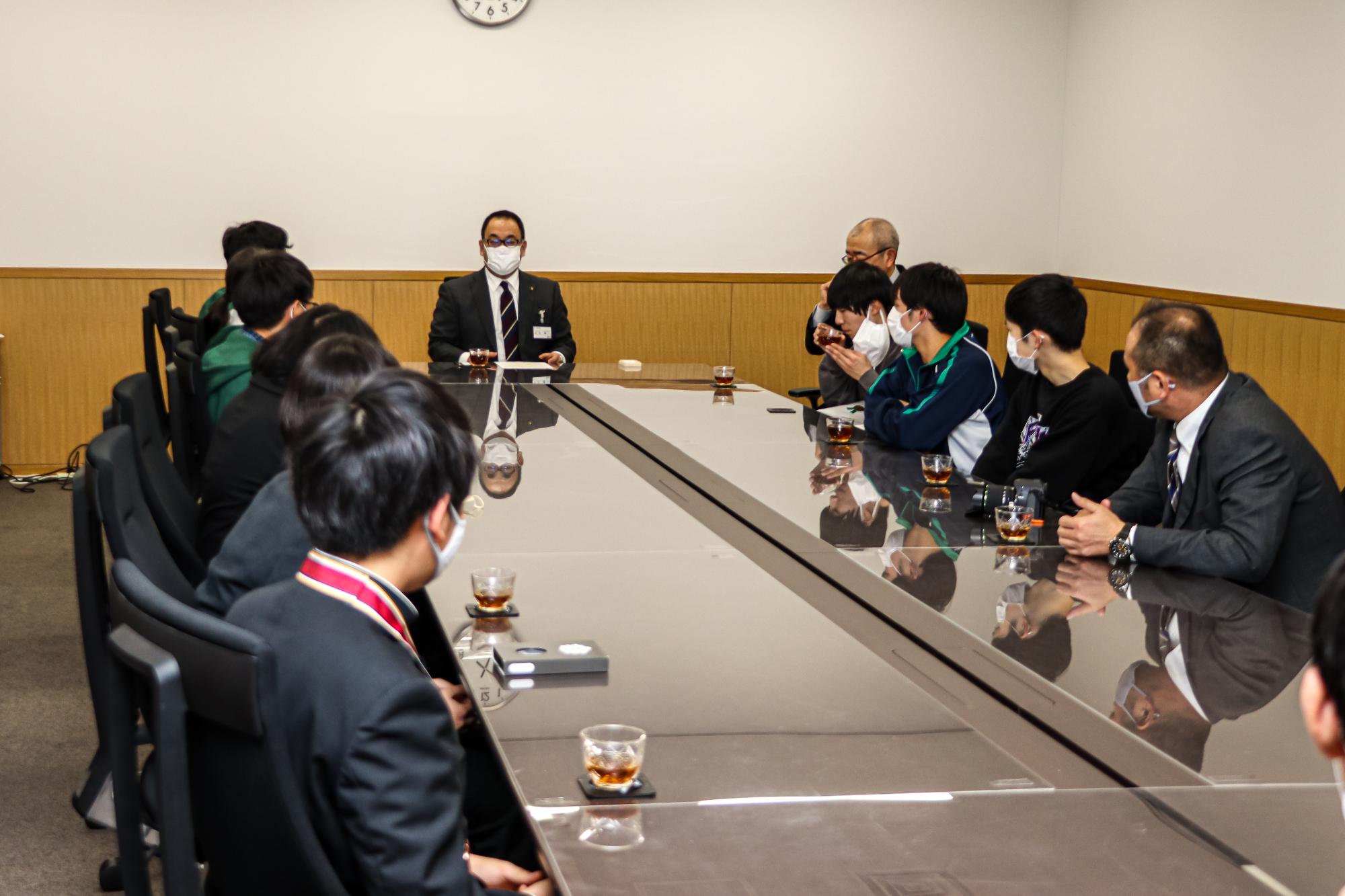 懇談する屋代高校の生徒と小川市長
