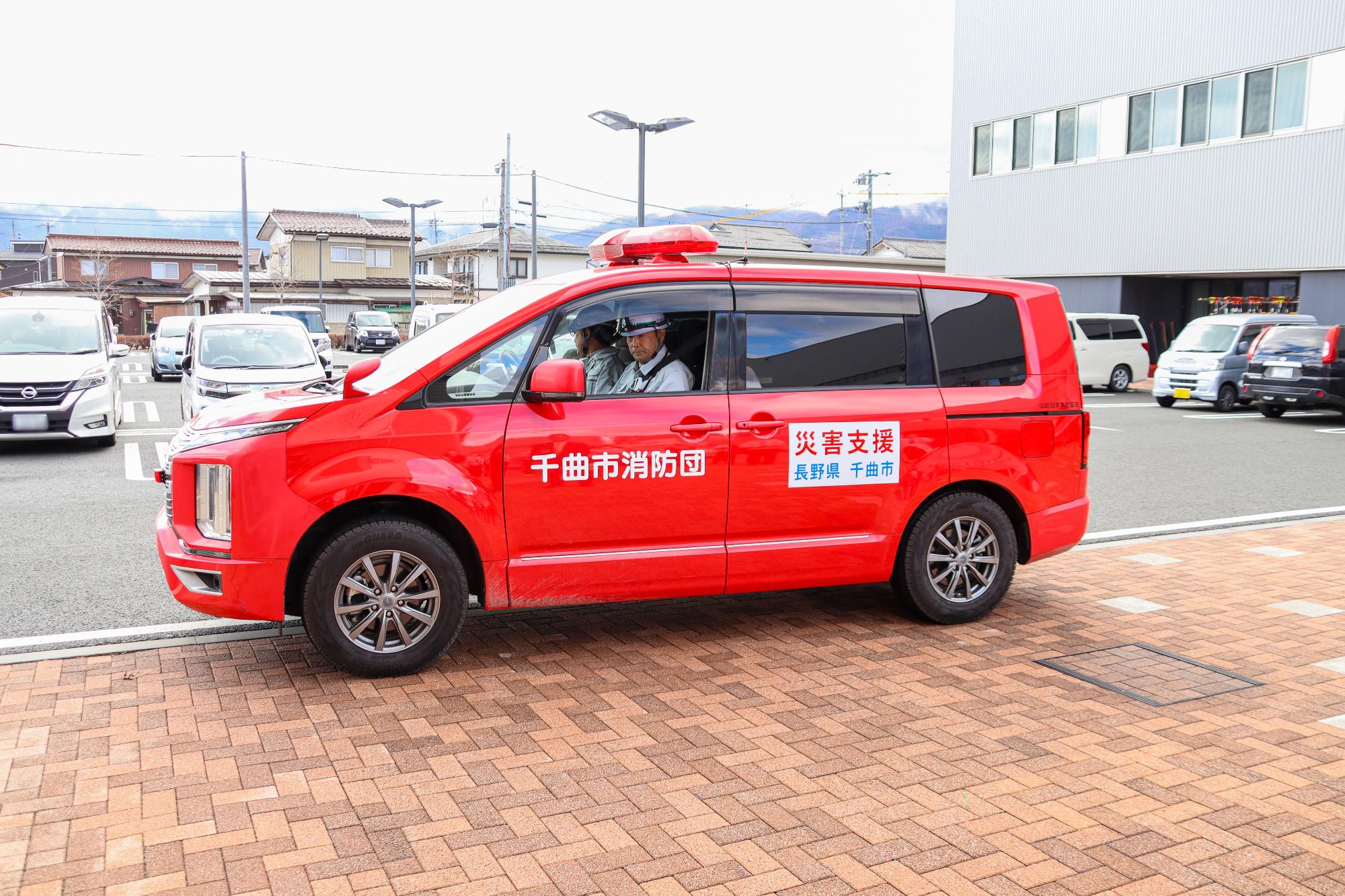 危機管理防災課の職員2名が乗り込んだ車が射水市に向かって出発する様子