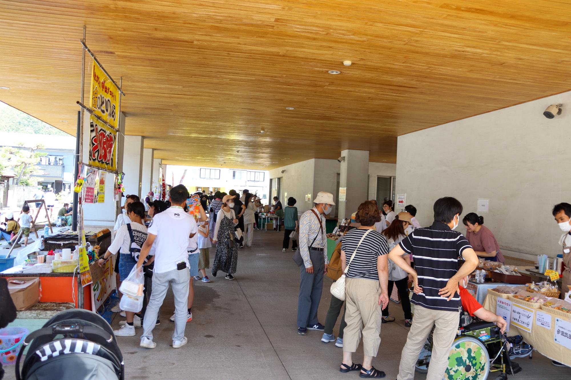 うまいもん展でにぎわう市総合観光会館