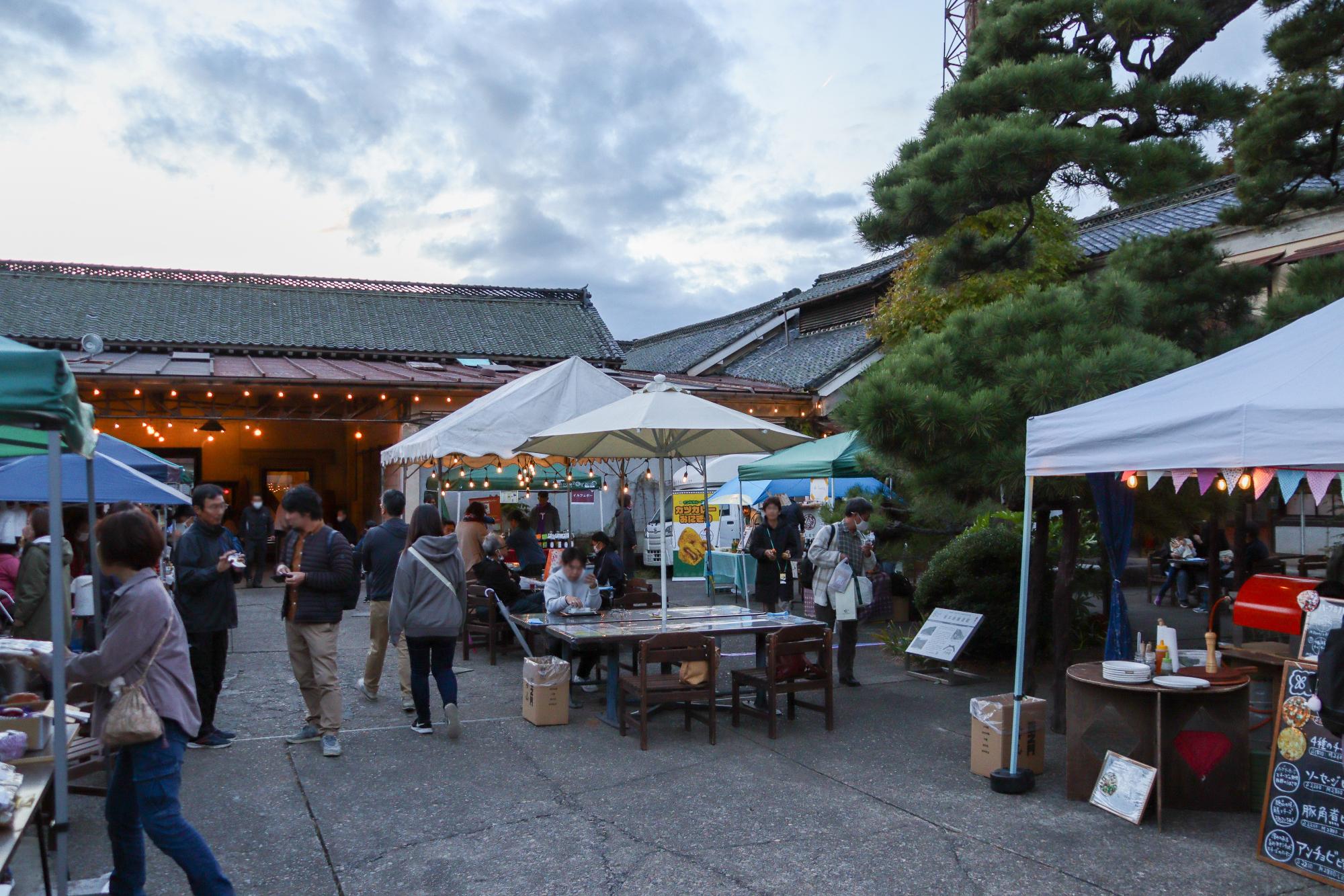 そば処萱でワインやお酒グルメのお店が並ぶ
