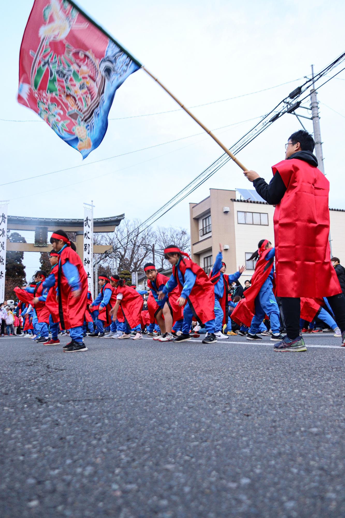 地元区の小学生たちによるよさこいの披露