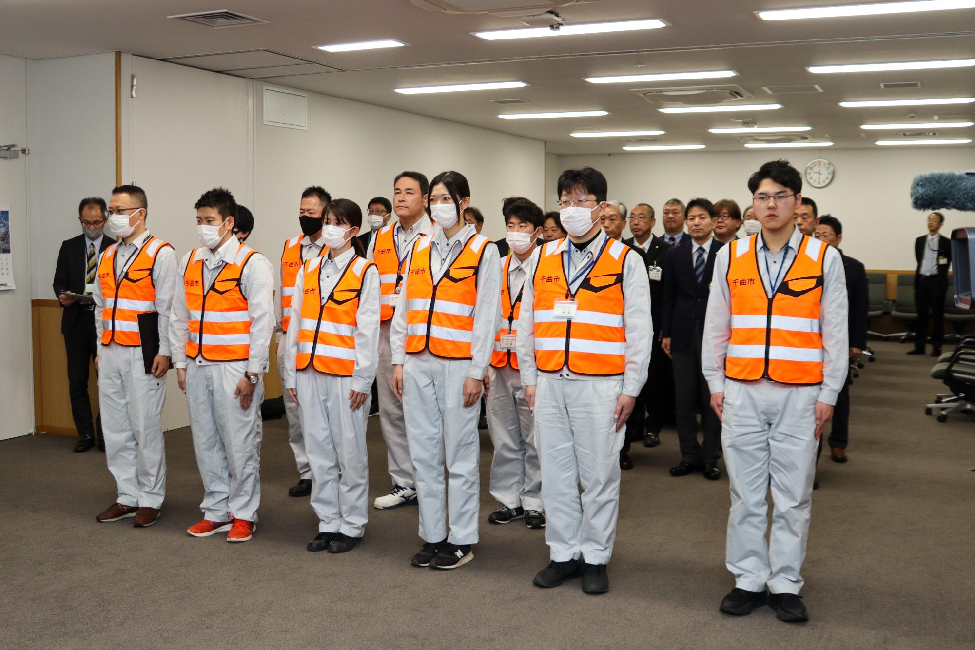小川市長の言葉を真剣に聞く派遣職員10人と職員の所属部長