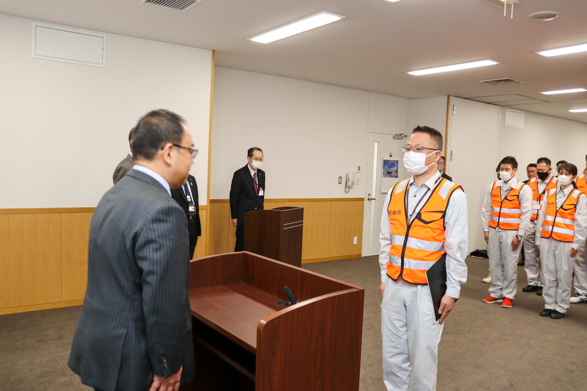 小川市長にあいさつする井尻係長