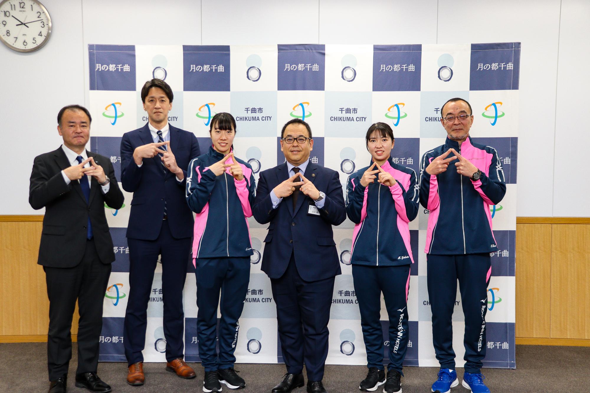 記念撮影する一同(左から吉越部長、齋藤ゼネラルマネージャー、村山選手、小川市長、横田選手、原監督