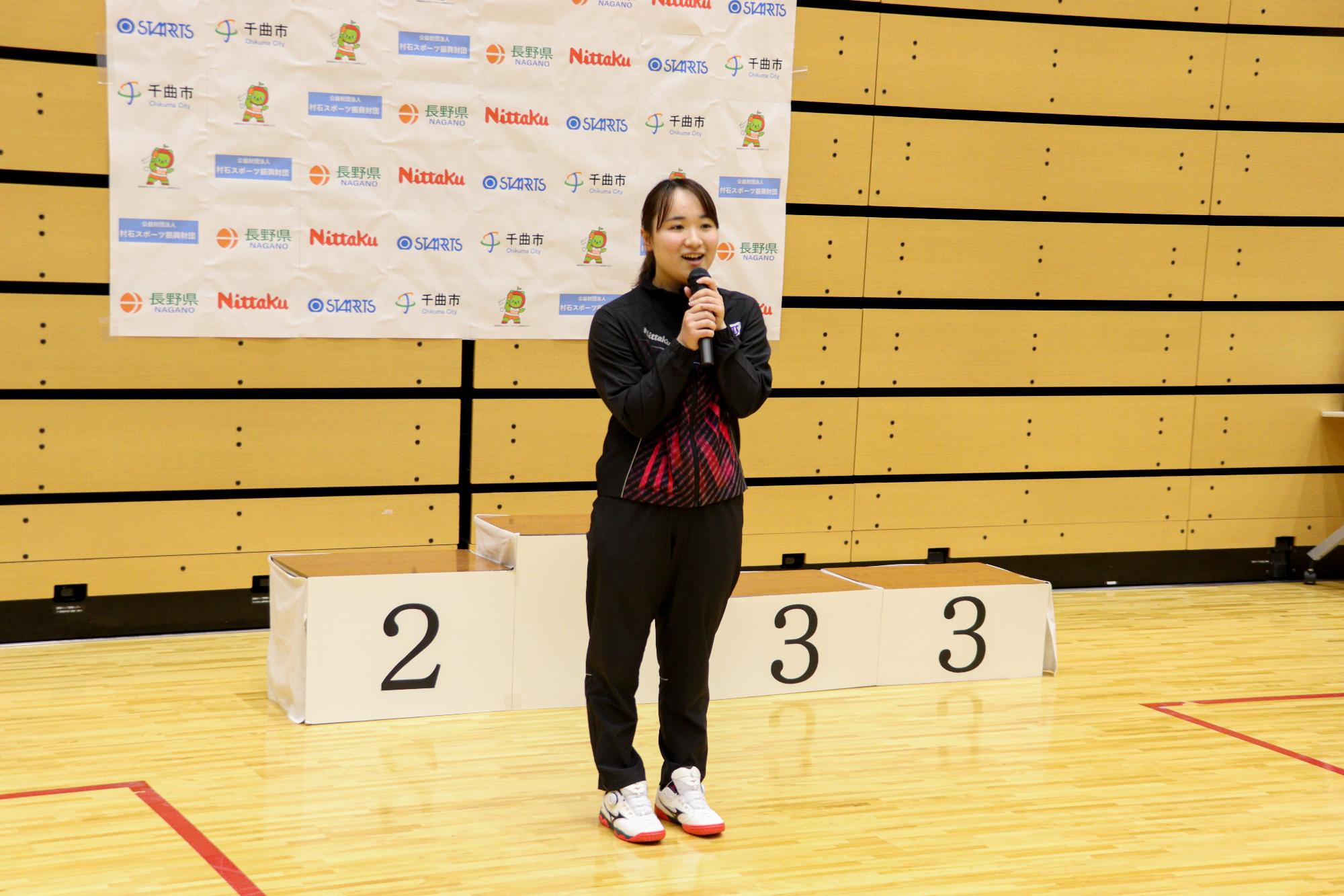 閉会式であいさつする伊藤美誠選手
