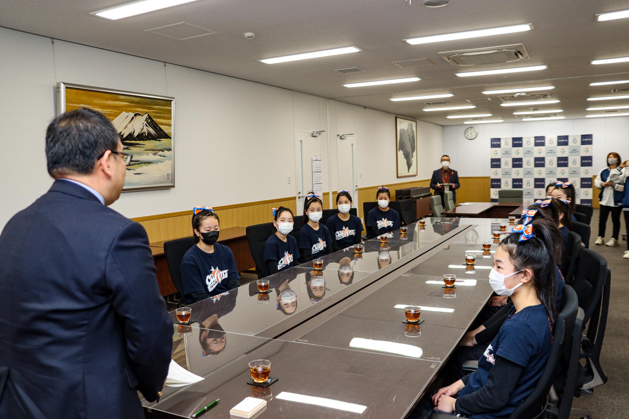 小川市長の激励を真剣に聞く選手たち