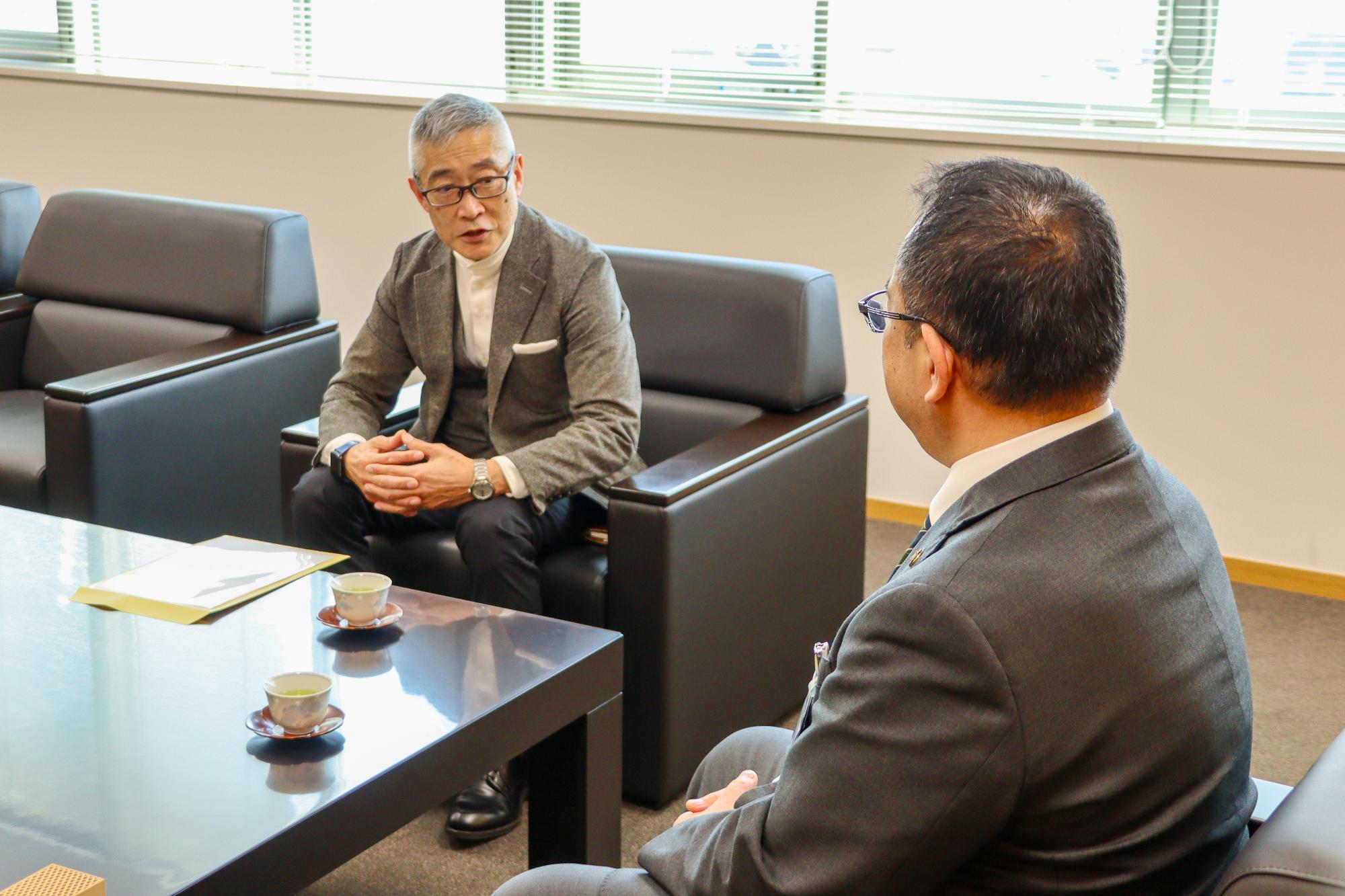 懇談する矢島会長と小川市長