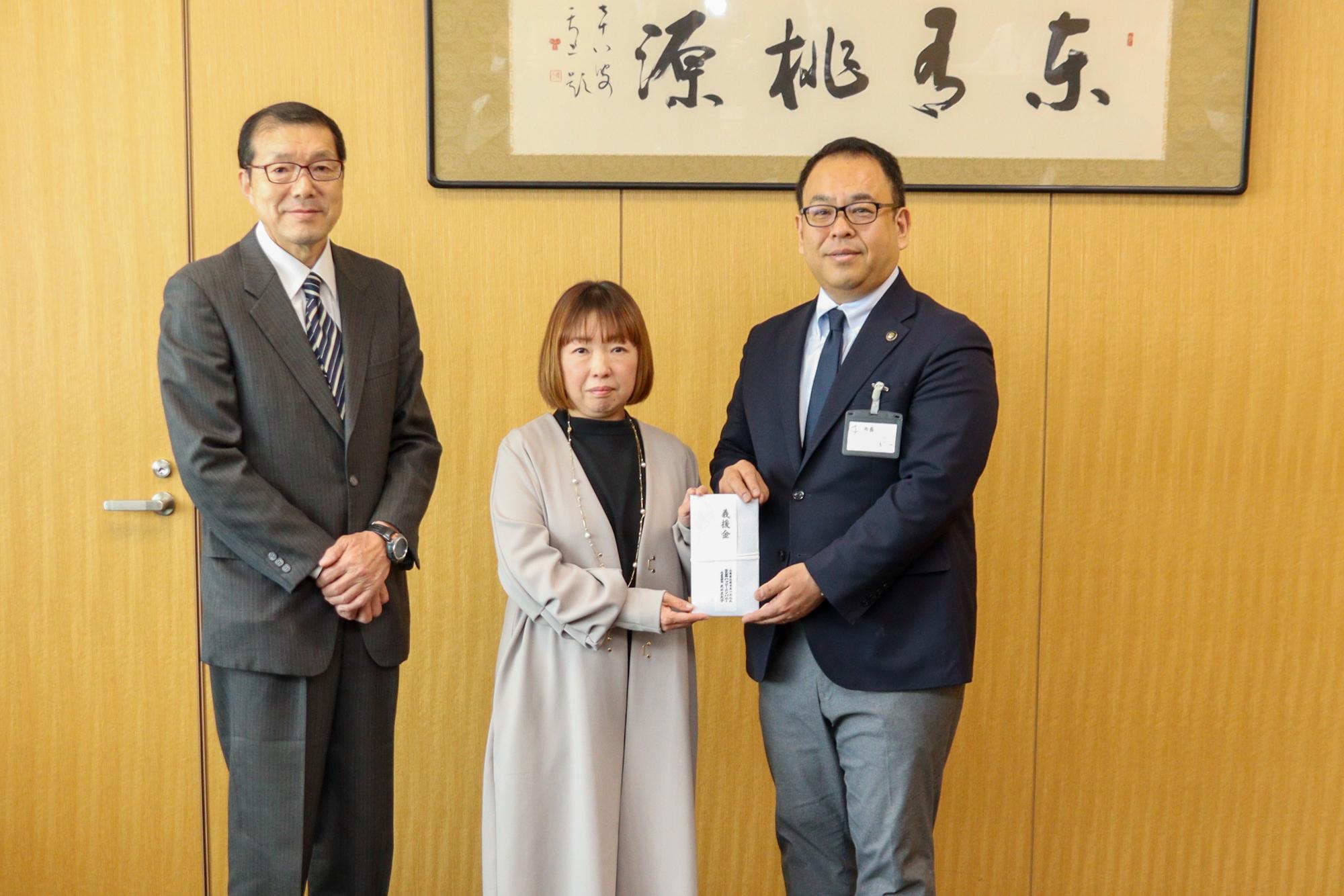 左から中澤館長、武井取締役社長、小川市長