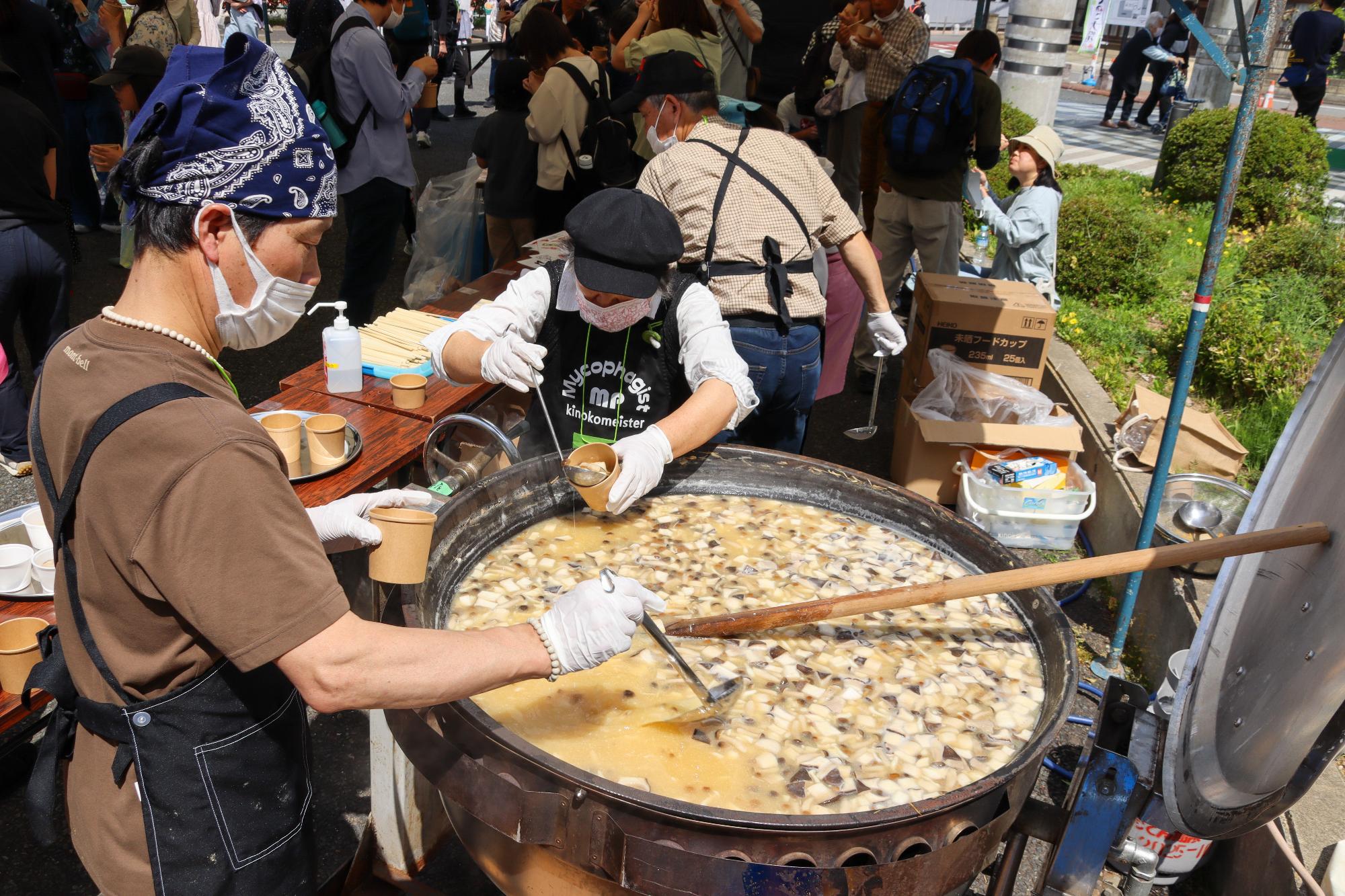 巨大な鍋で温められたきのこ汁