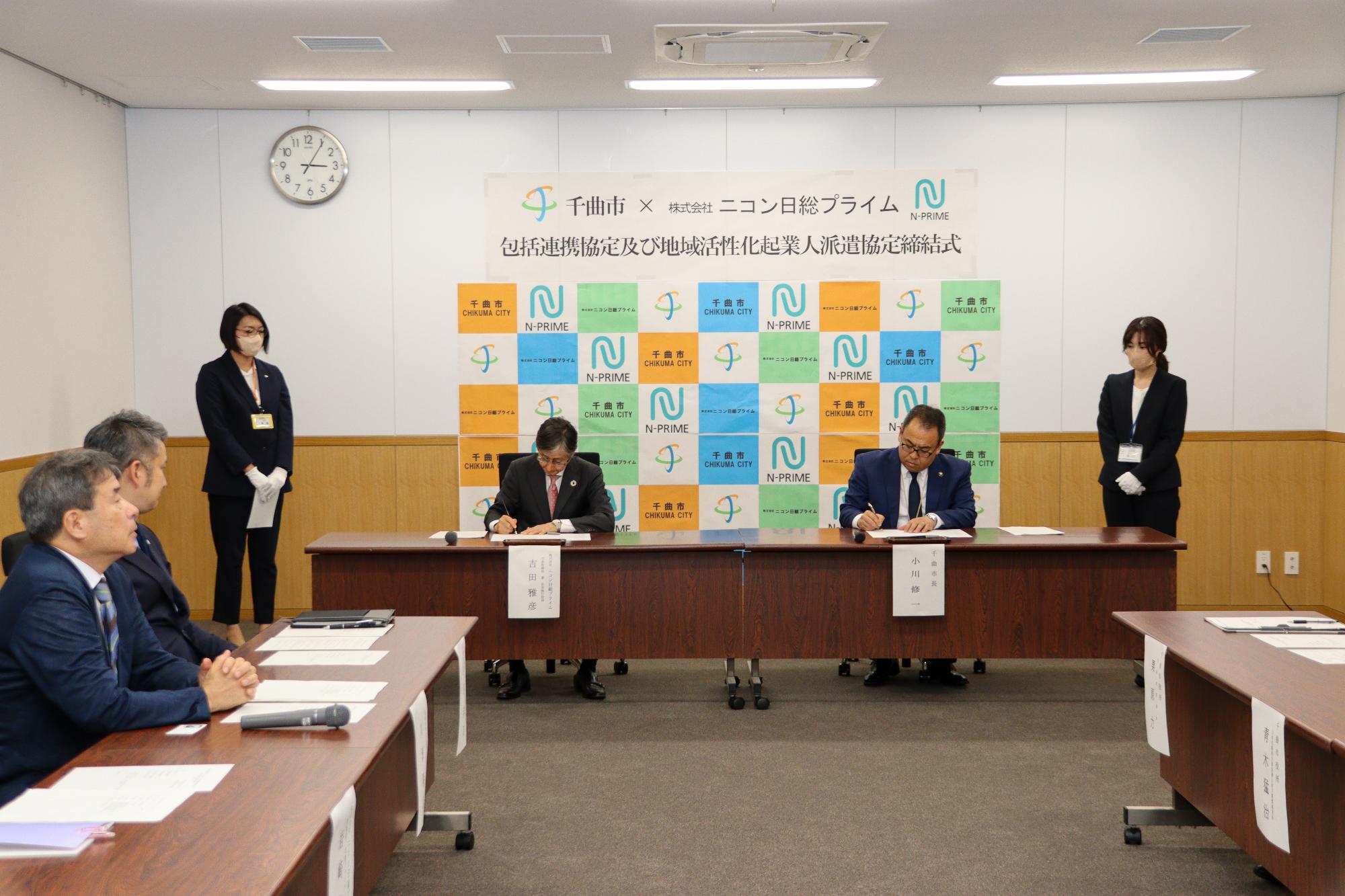 協定書に署名する吉田代表取締役兼社長執行役員と小川市長