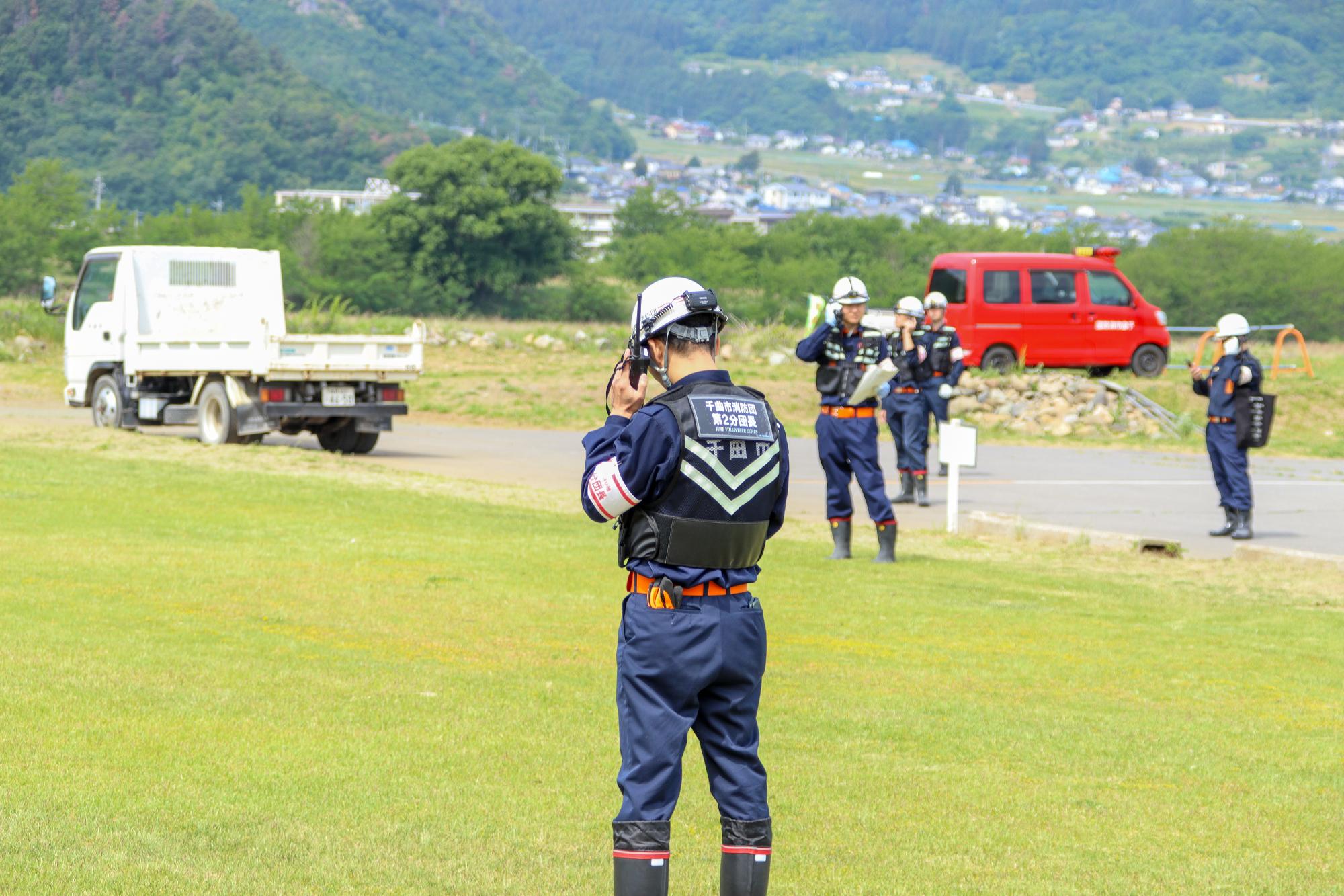 無線試験通話を行う各分団の分団長