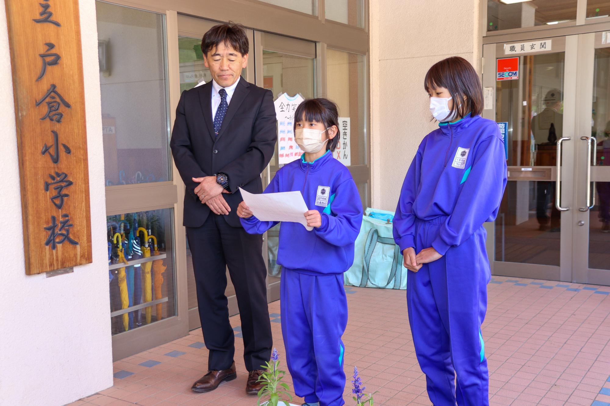 謝辞と抱負を述べる小西委員長