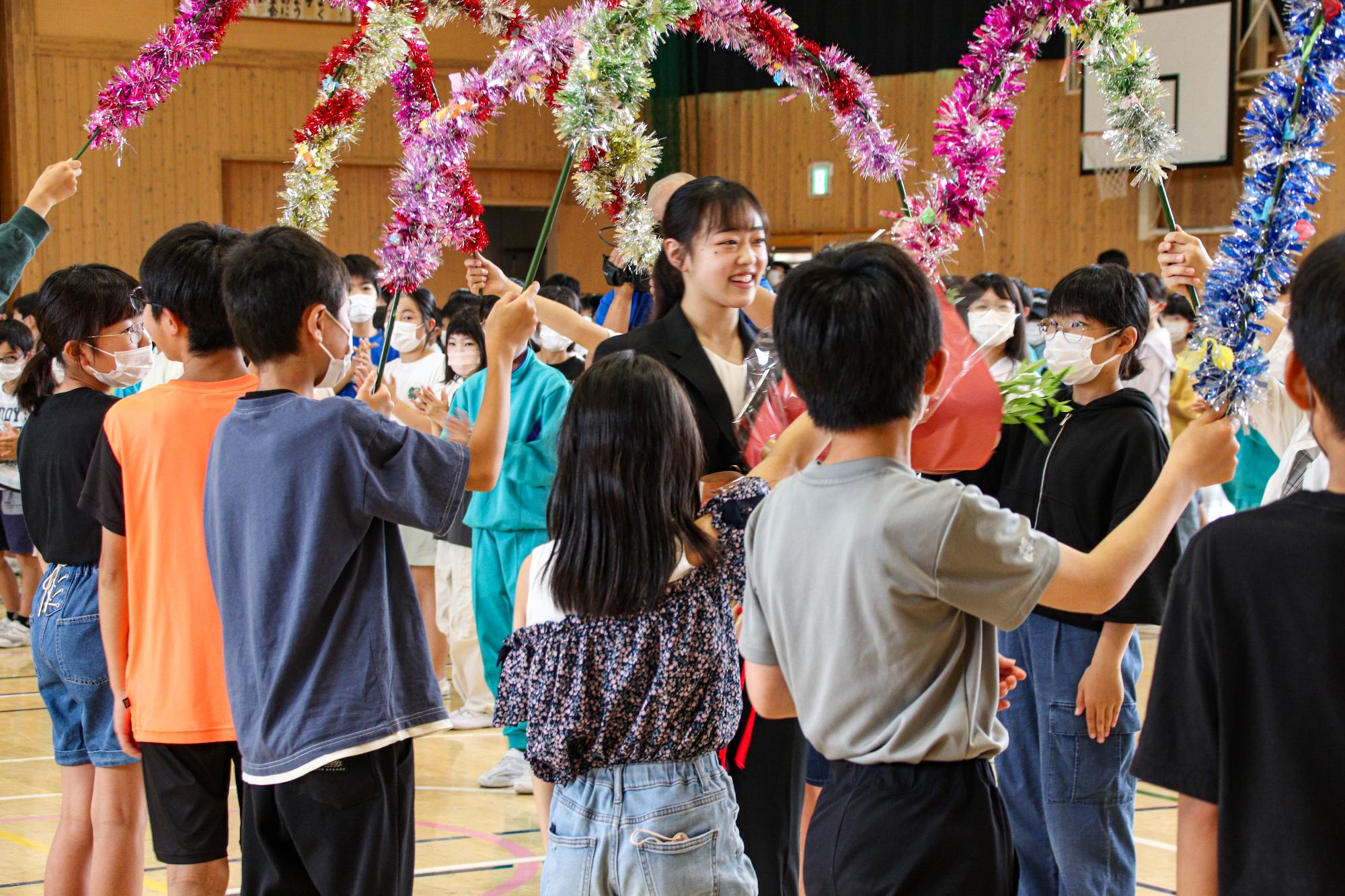 五加小児童によるの輪の中をくぐって体育館から退場する和田選手