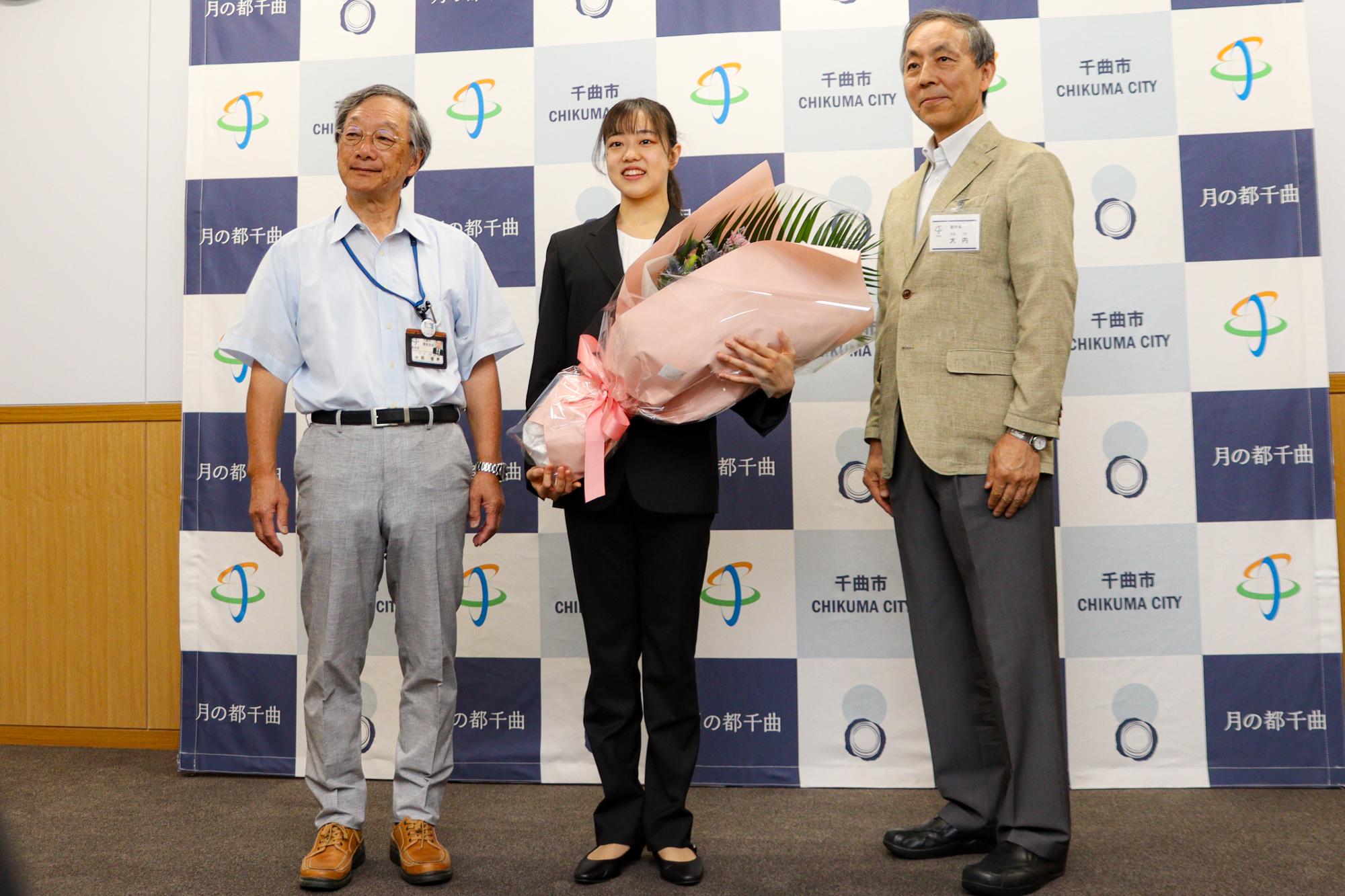 小松教育長、和田選手、大内副市長の2人で記念撮影