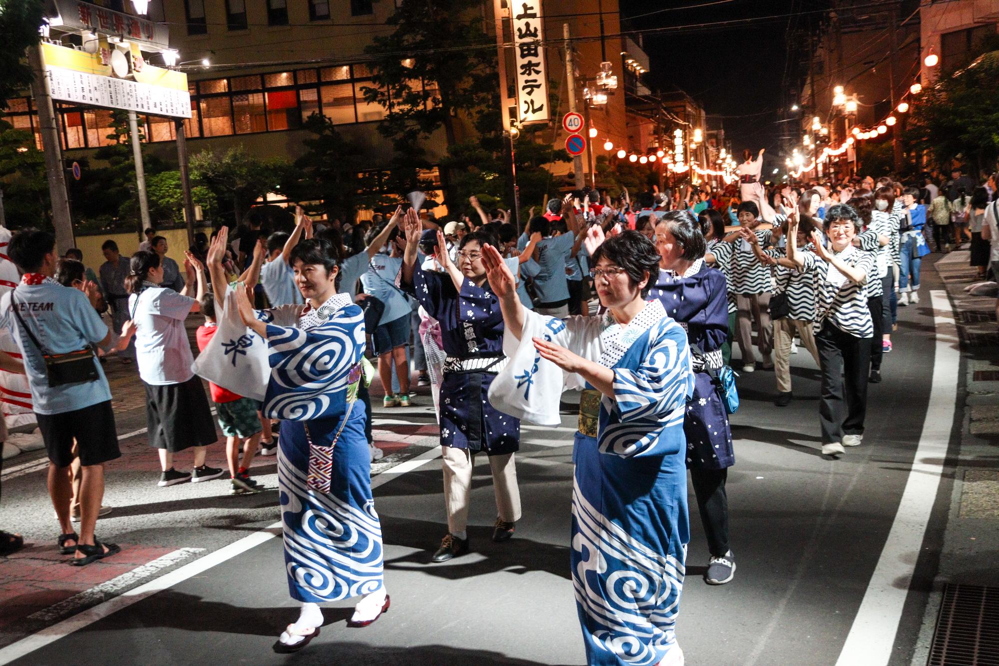民謡流しで踊る人々の様子