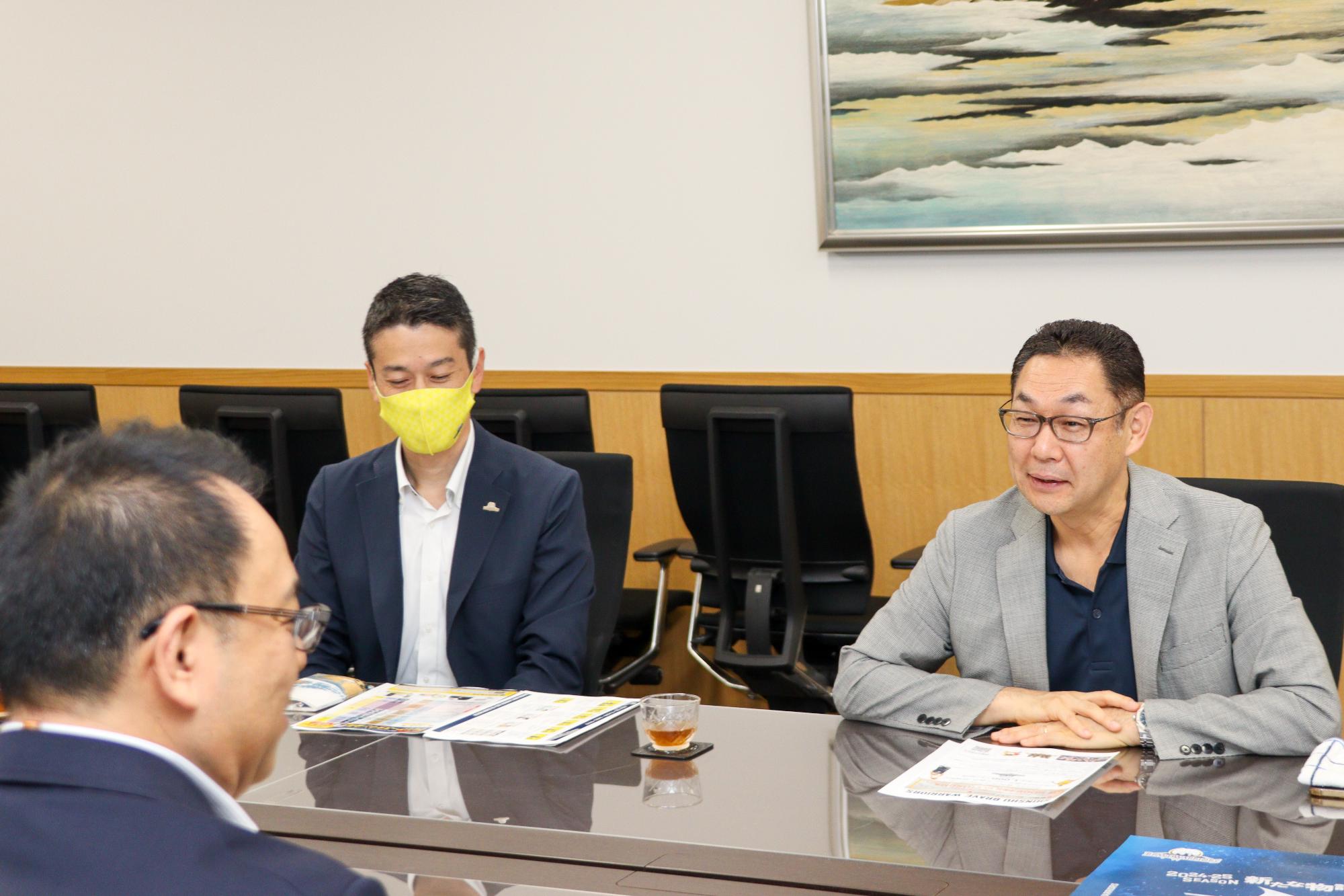 小川市長と懇談する木戸社長と片貝取締役