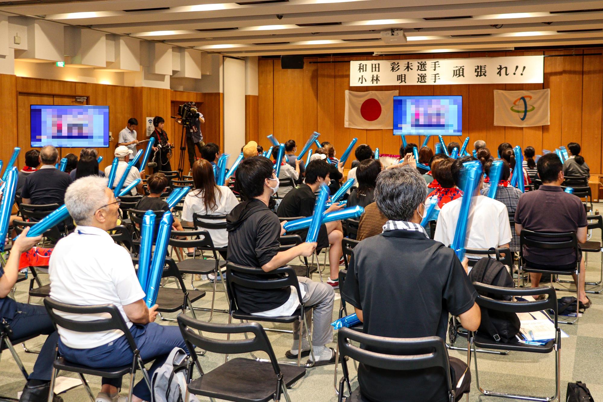 和田選手と日本チームを応援する参加者約50人の姿を後ろから撮影