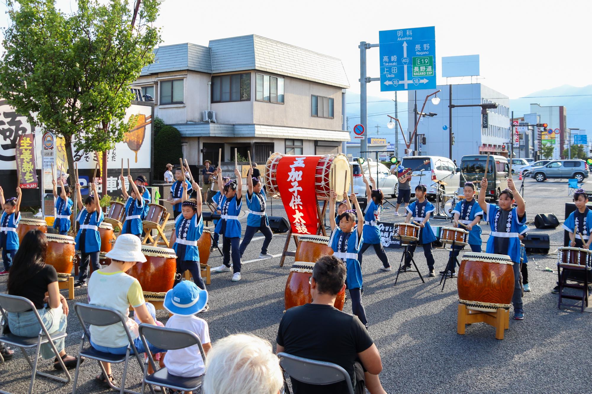 演奏する五加子供太鼓の皆さん