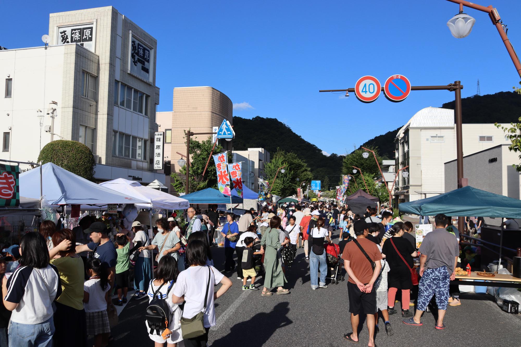並んだ屋台とにぎわう会場