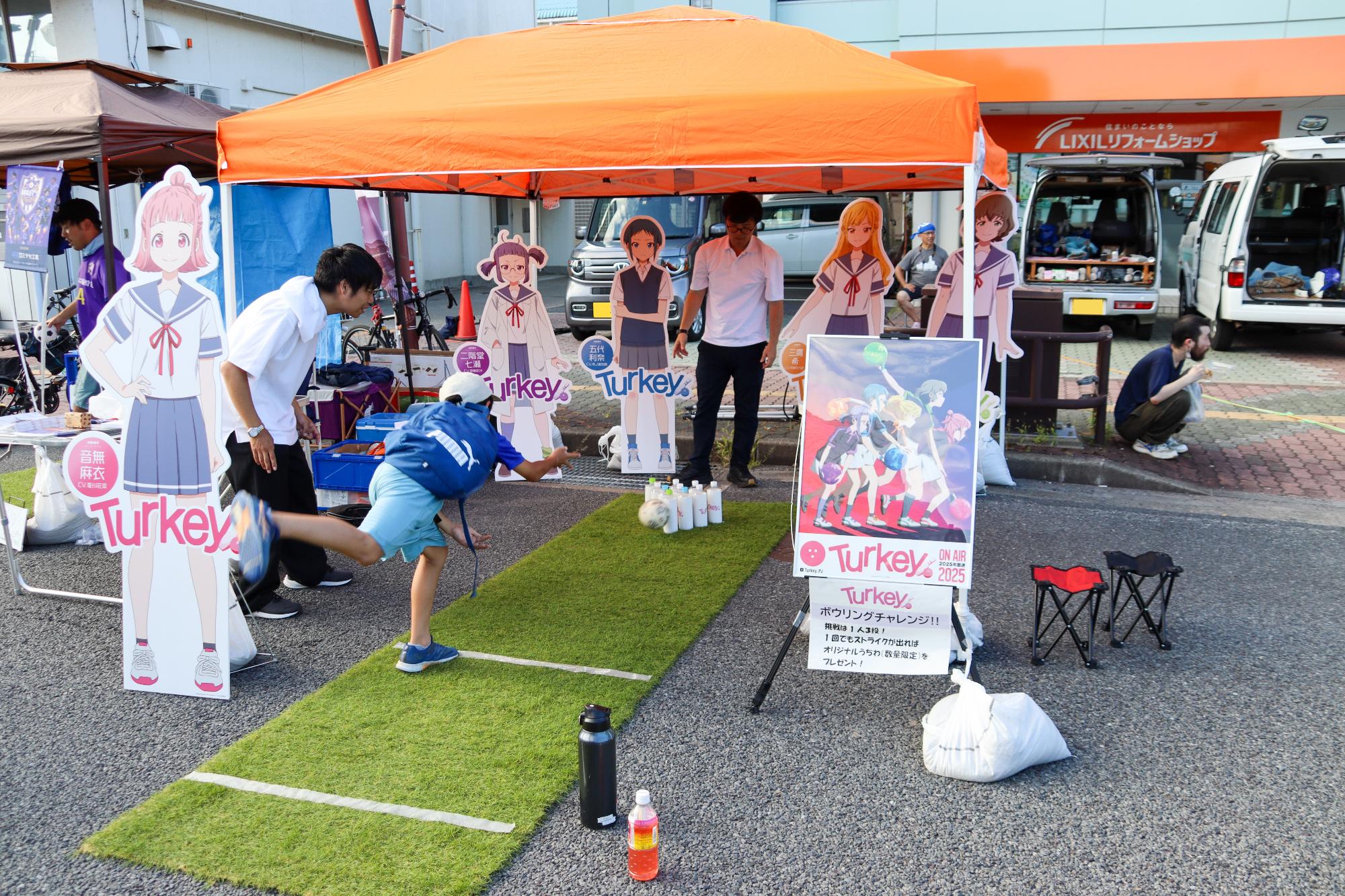 アニメTurkey!ブースではボウリングイベントを開催。ピンに向けてボールを投じる男の子。