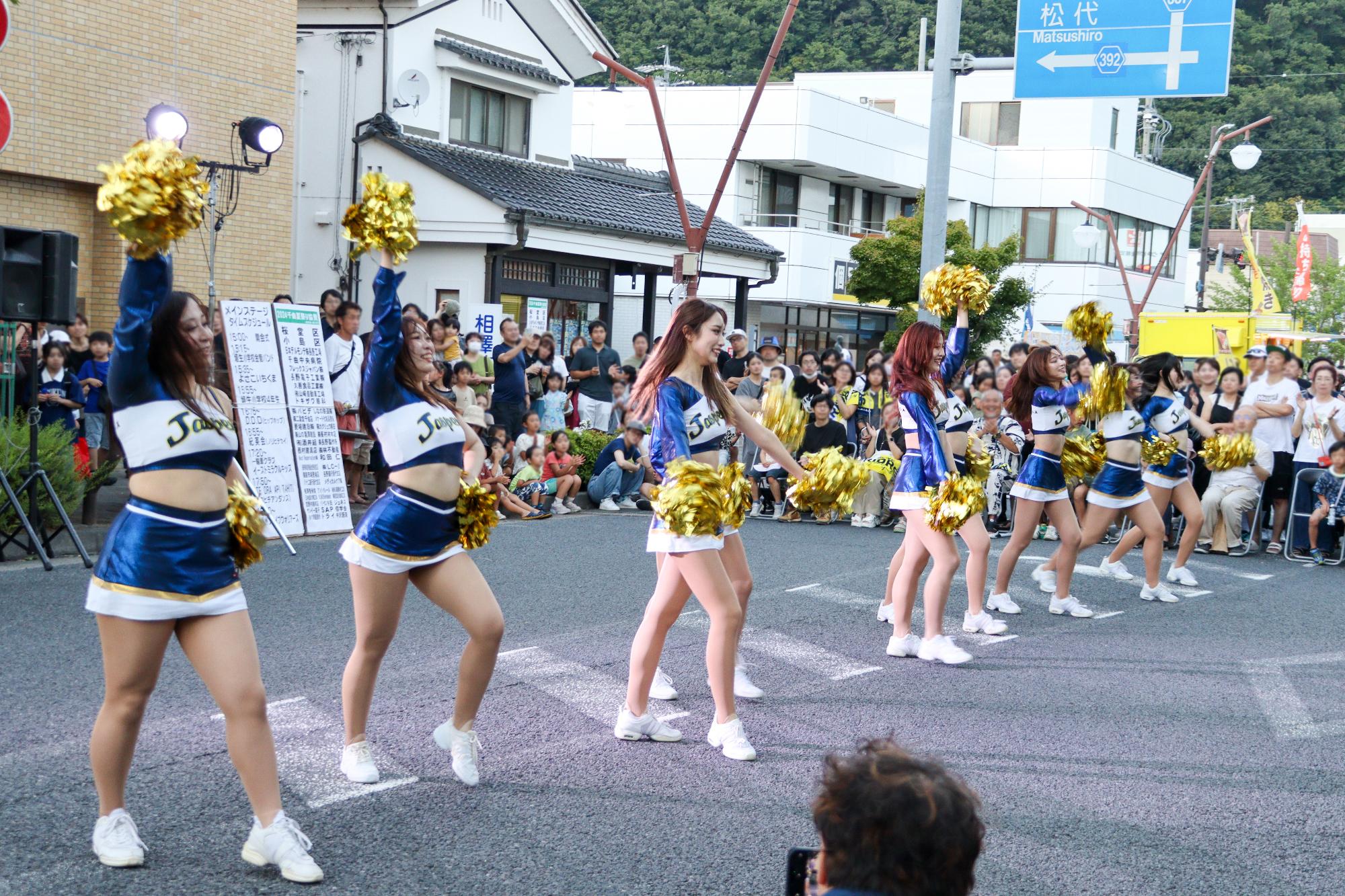 パフォーマンスを披露するジャスパーズの皆さん
