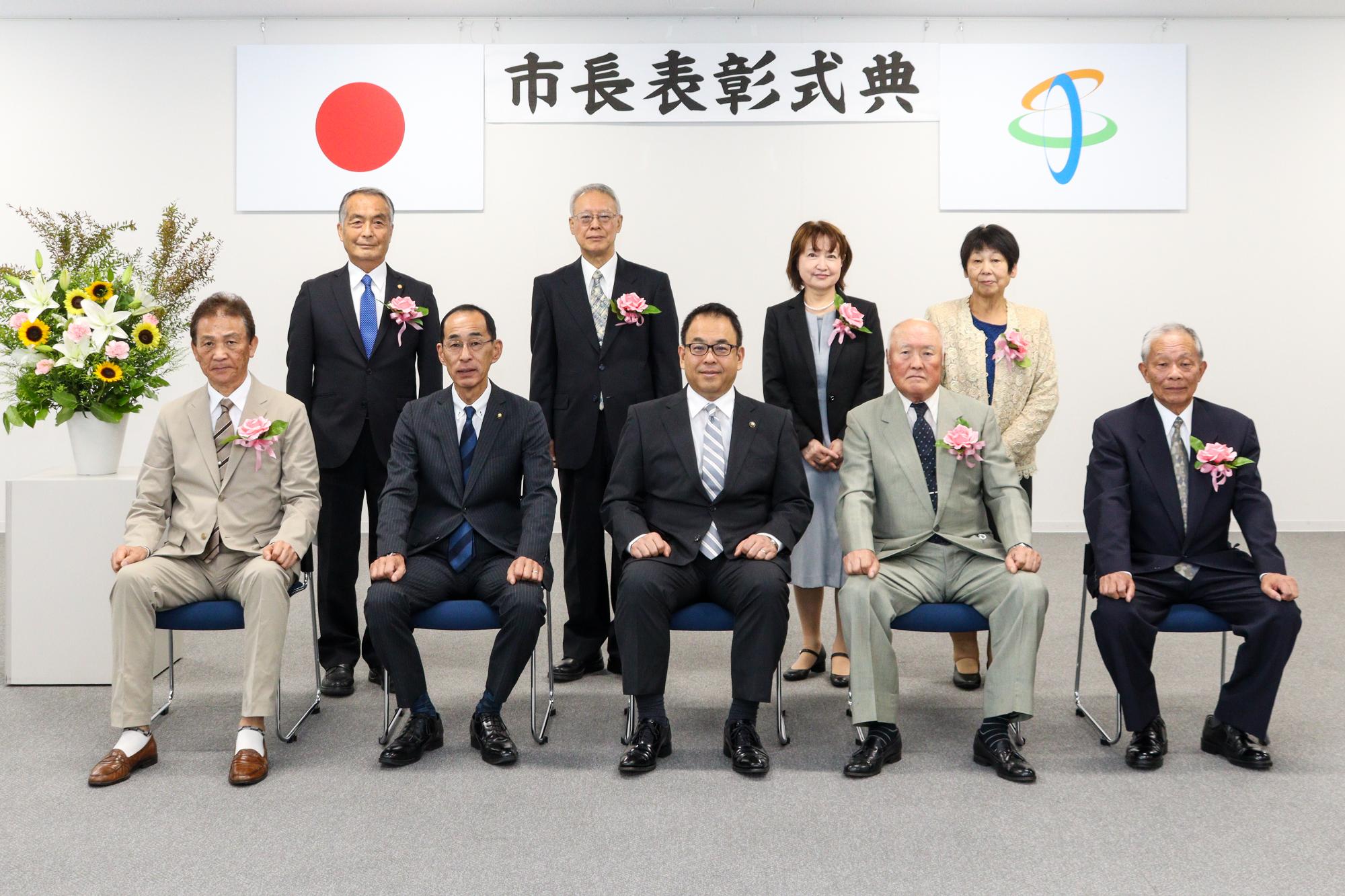 小川市長、金井議長、受賞者7人で記念撮影