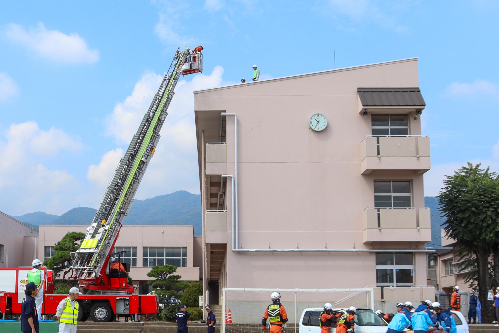 はしご車で屋根から人を救う訓練の様子