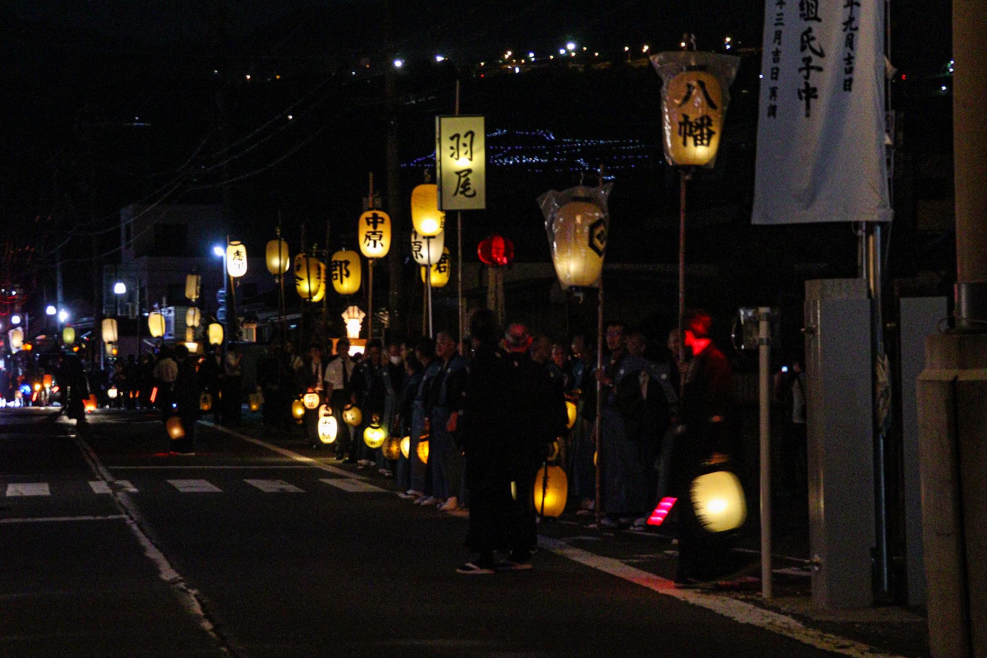 暗闇の中、提灯を持って武水別神社にむかう行列