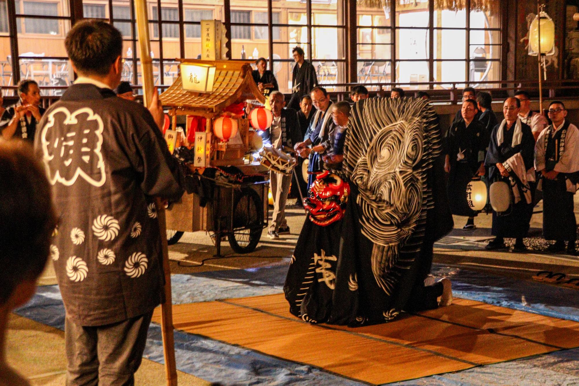 姨捨地区の神楽が奉納される様子