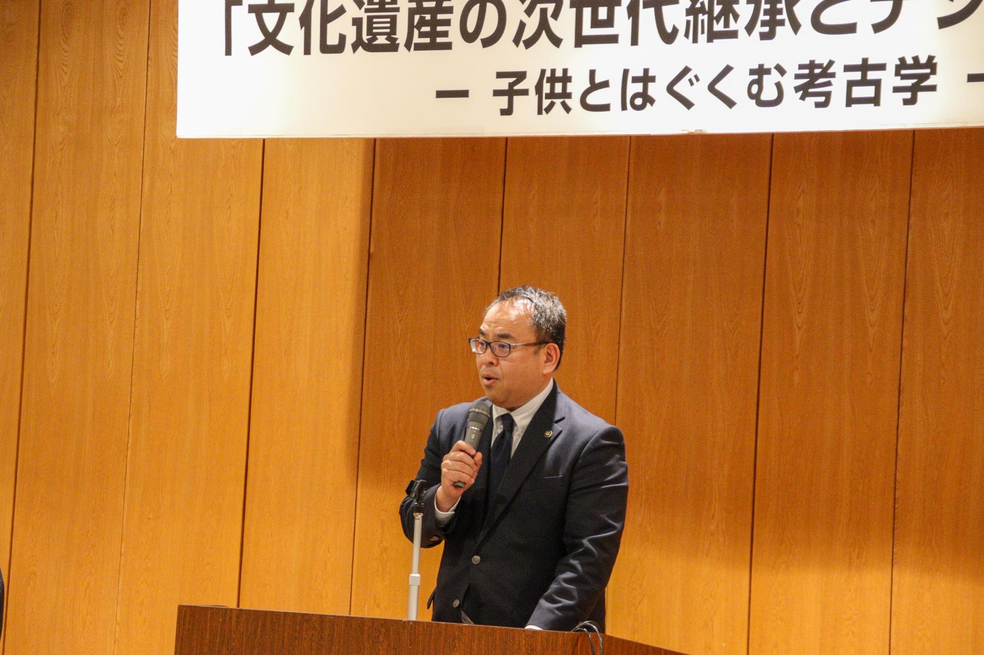 あいさつする小川市長