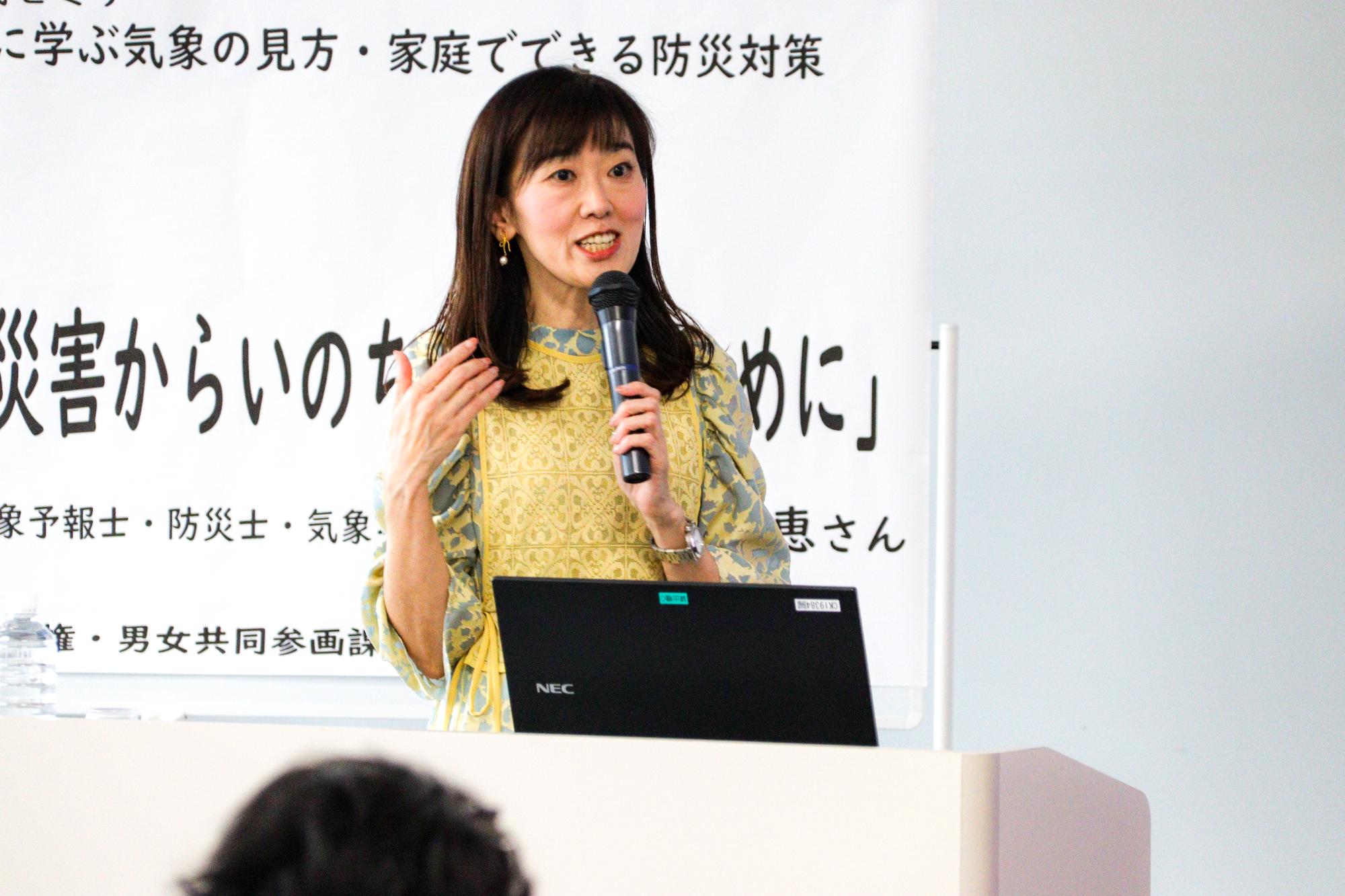 講演する鈴木智恵さん