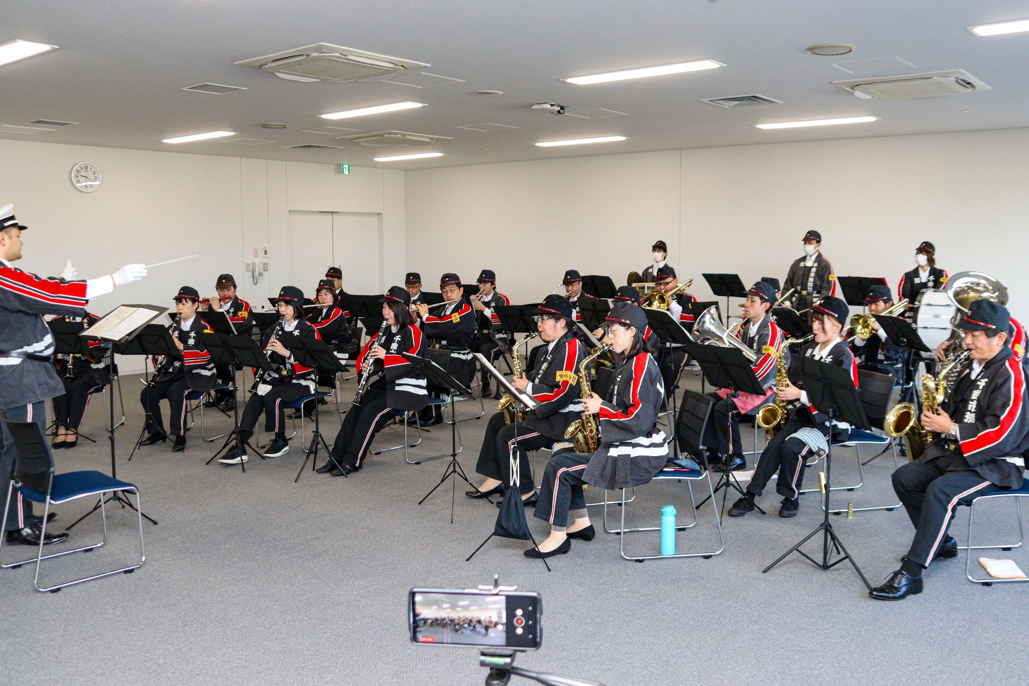ラッパ分団の皆さん約25名が演奏する様子