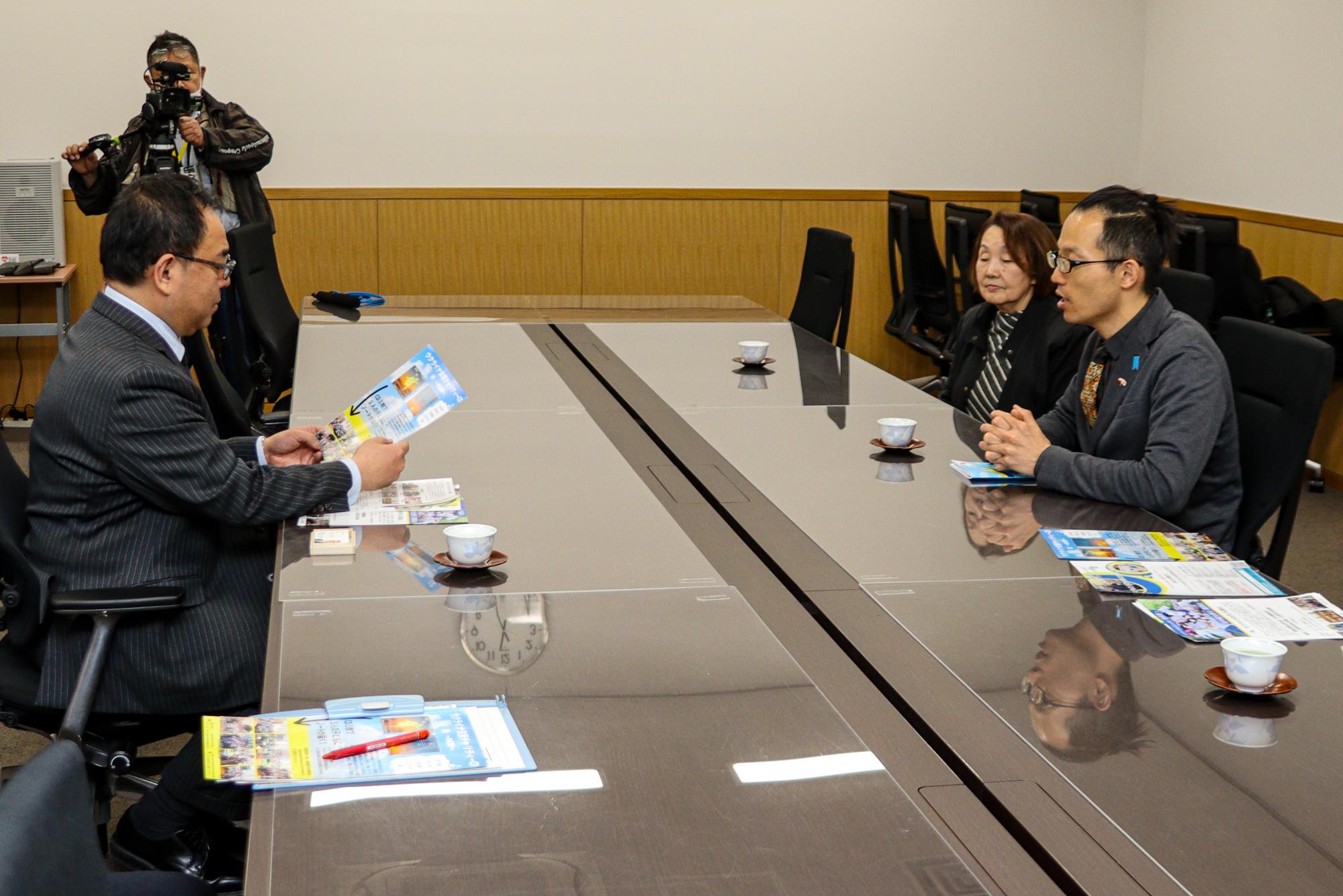 小川市長に説明する坂本さん