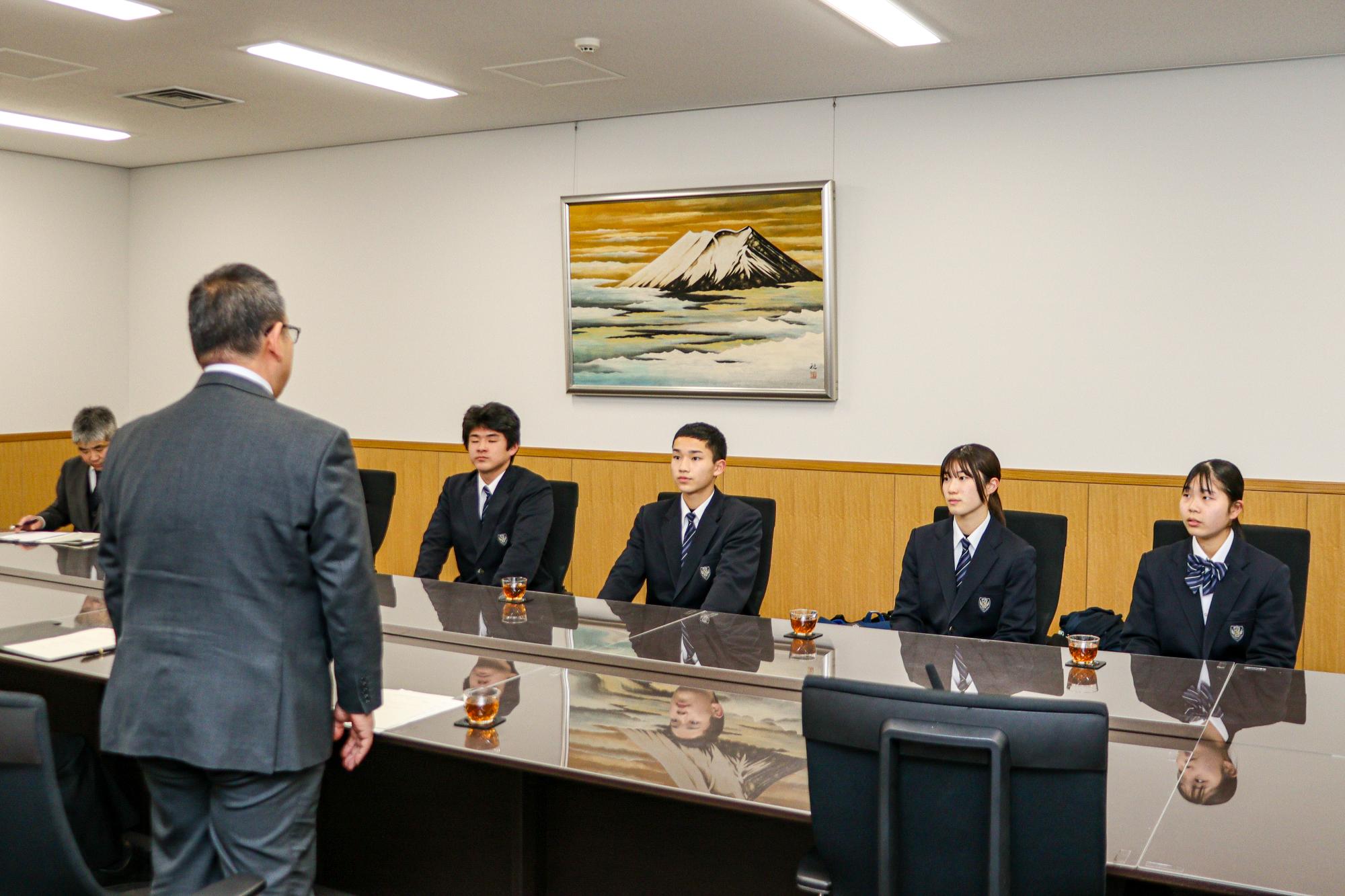 小川市長の話を聞く屋代中の生徒4人
