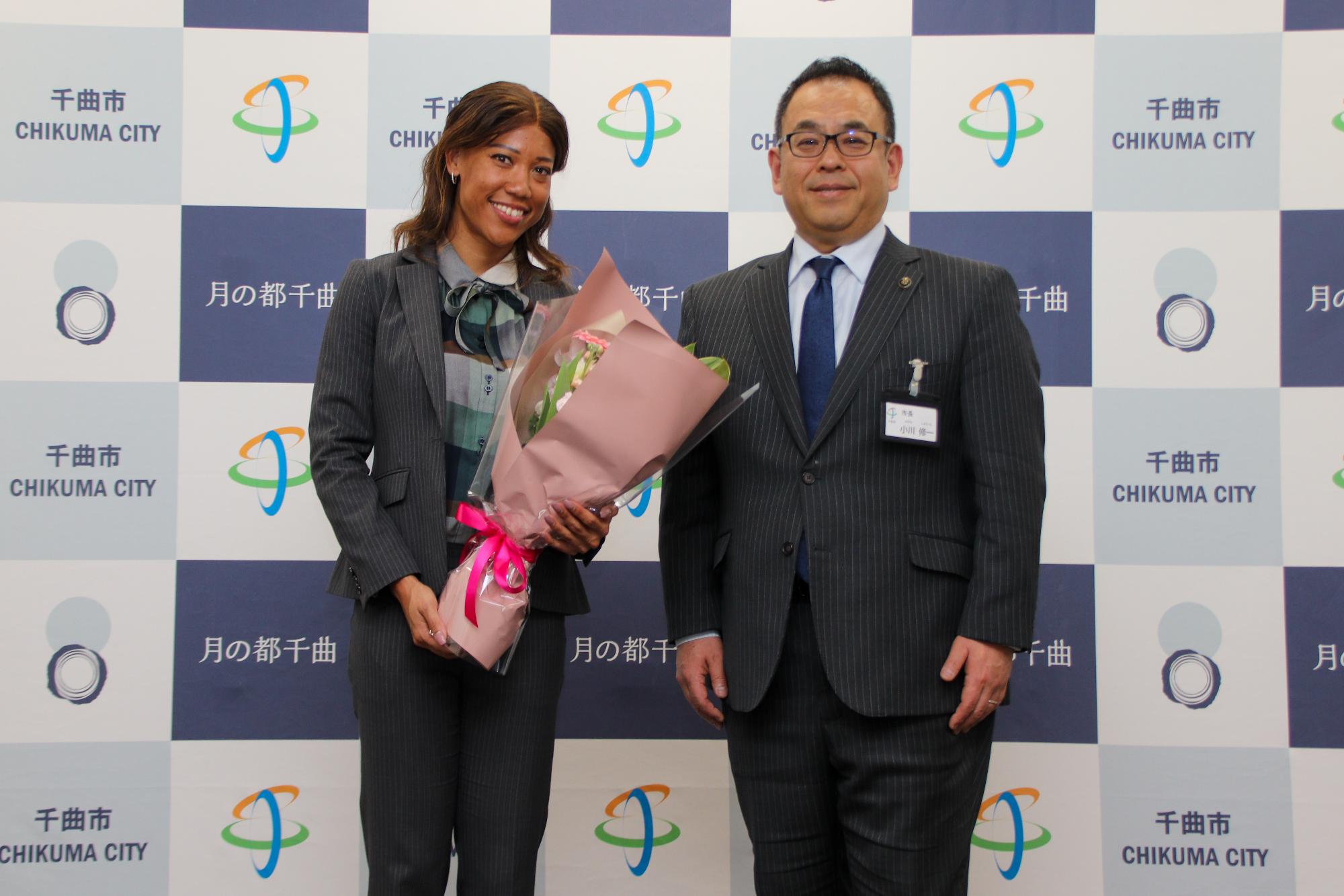 君嶋愛梨沙選手(左)と小川修一市長(右)の記念写真
