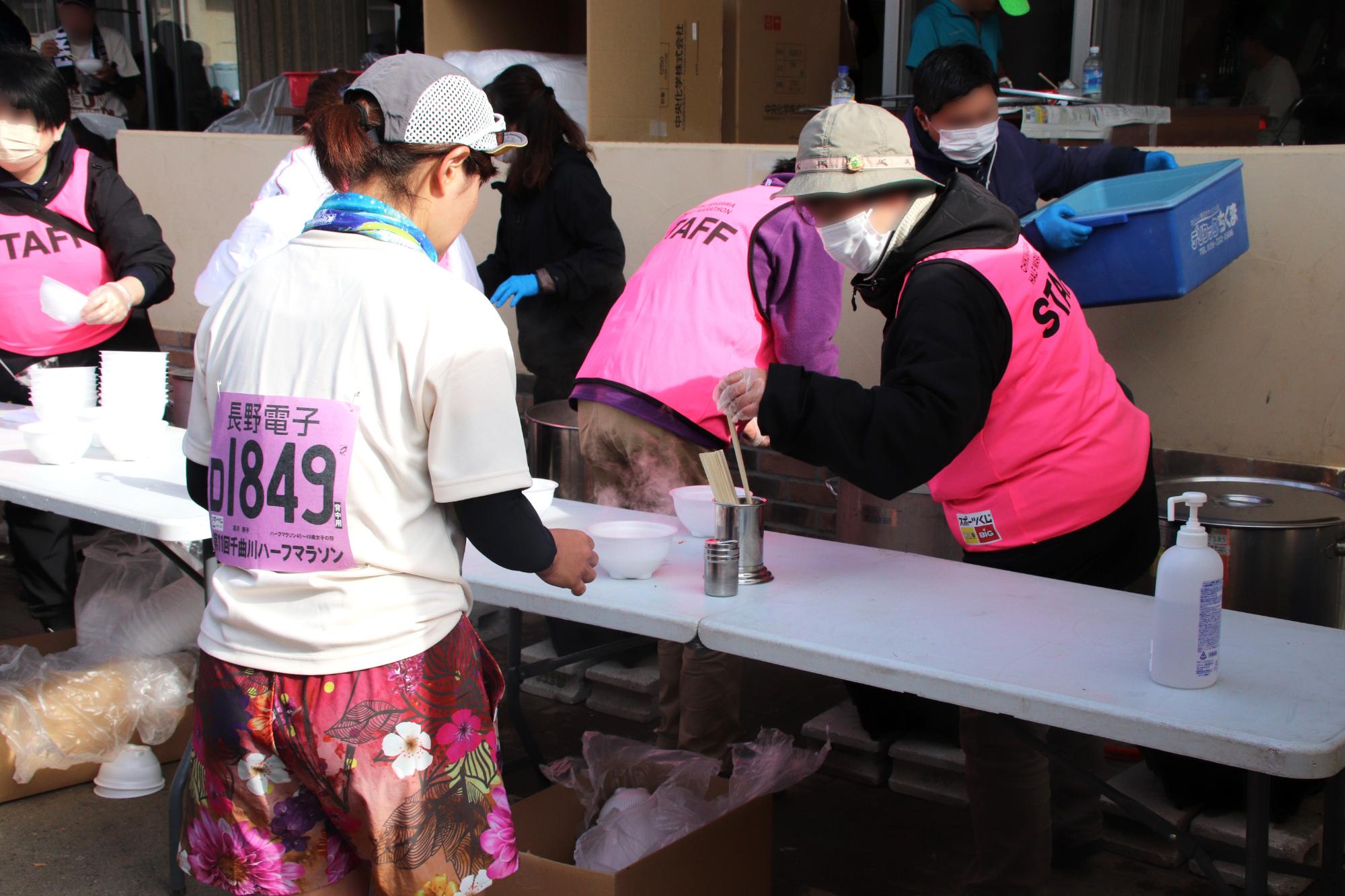 戸倉体育館レストハウス前での豚汁提供の様子