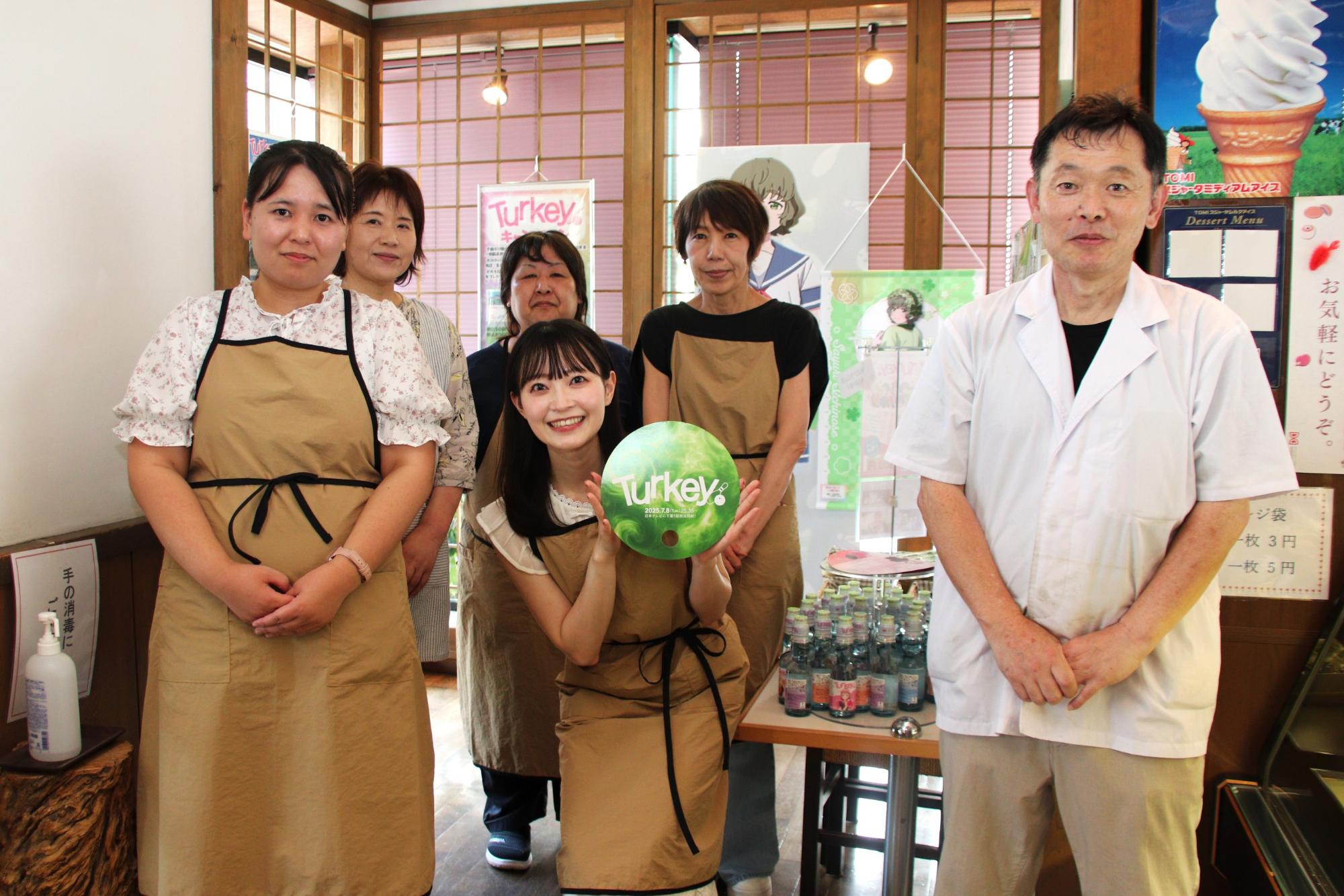 岩田陽葵さんと名月堂のスタッフの集合写真