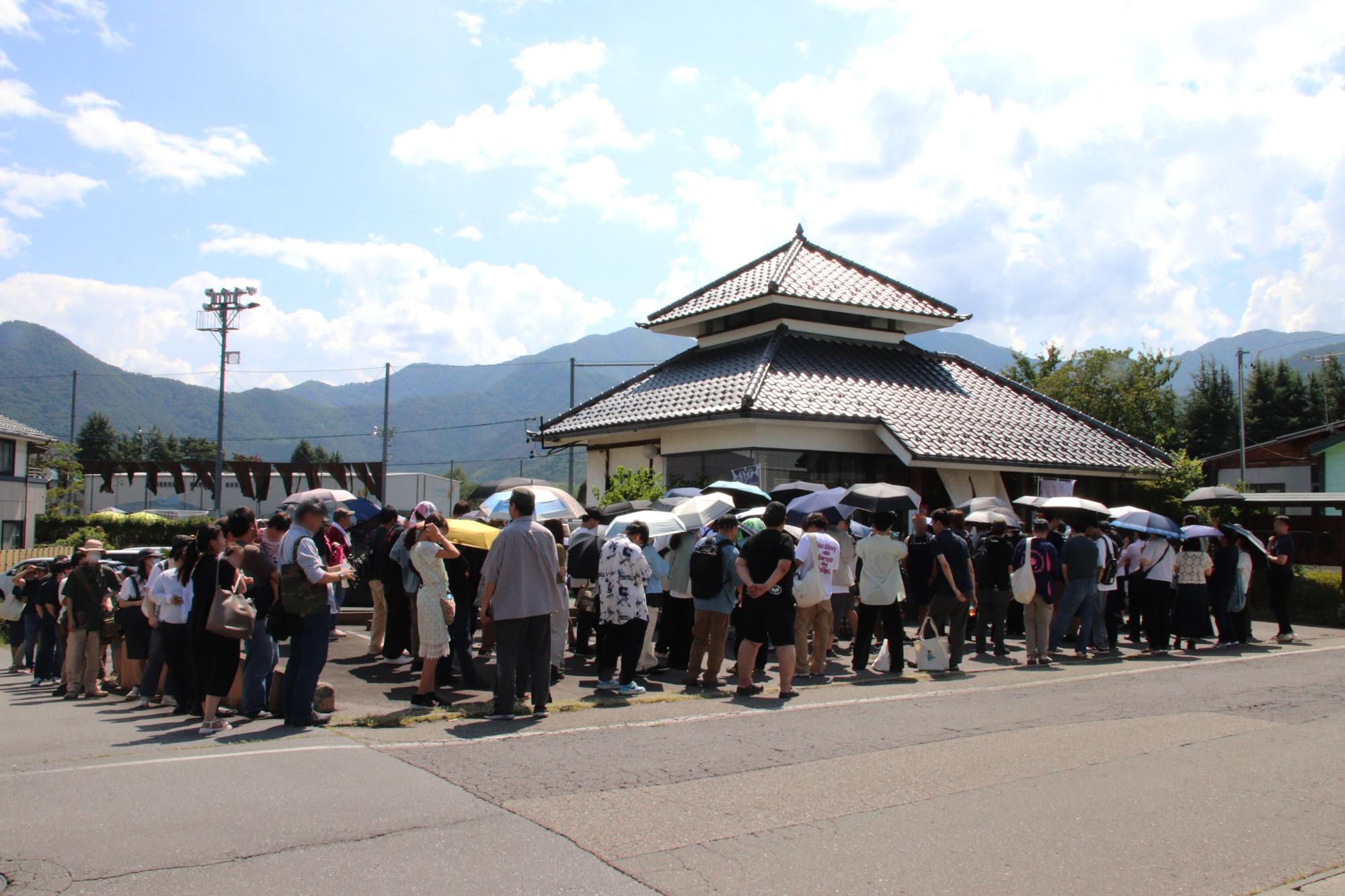 名月堂前に長蛇の列