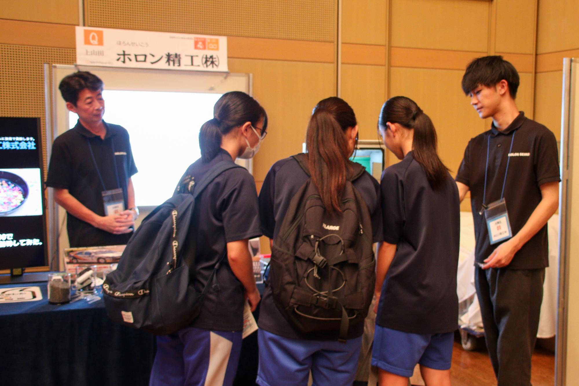 ブースで説明を受ける中学生の様子