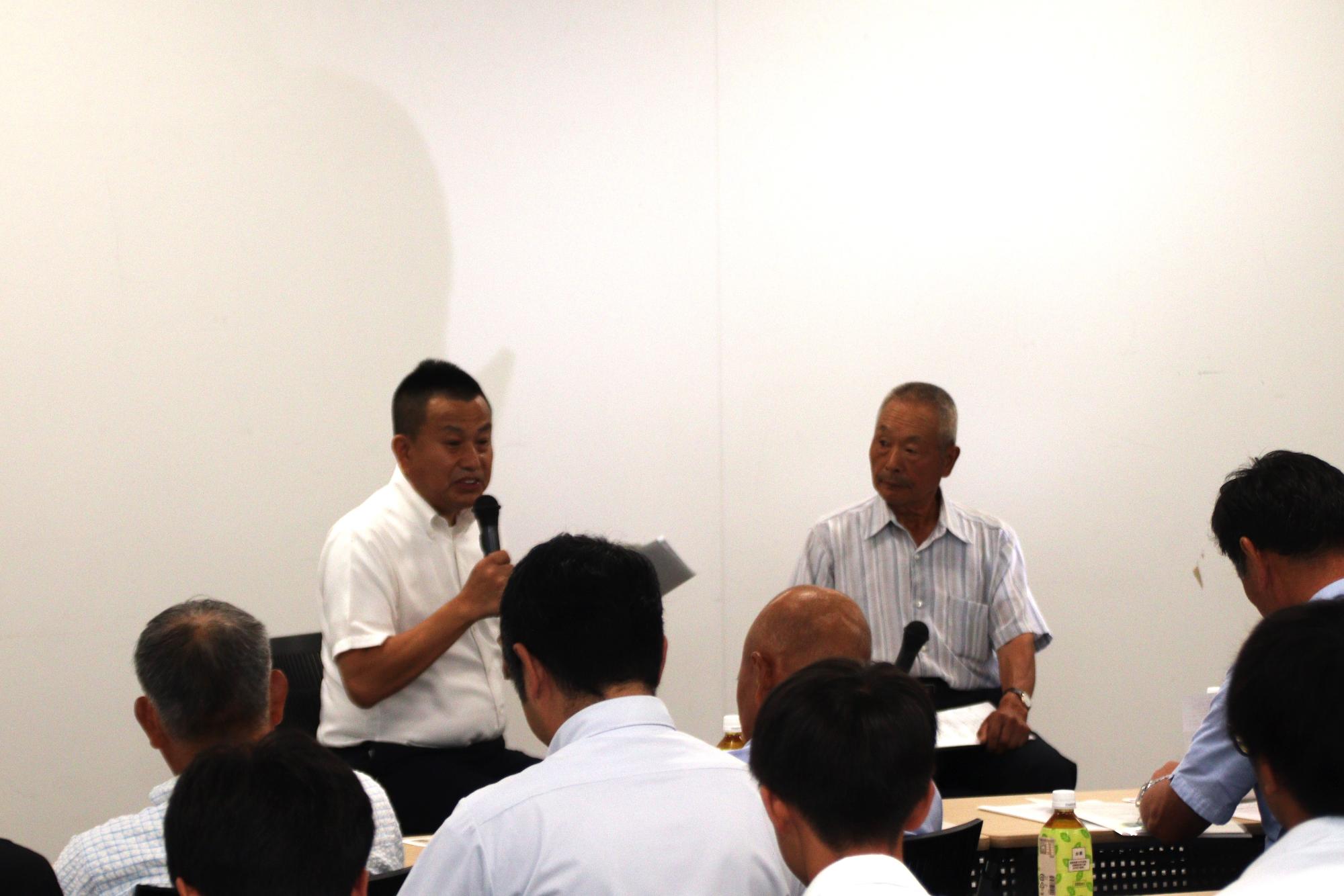 姨捨の棚田オオルリシジミ保存会会長小林千春さんと市棚田保全推進会議会長森正文さんによる対談の様子