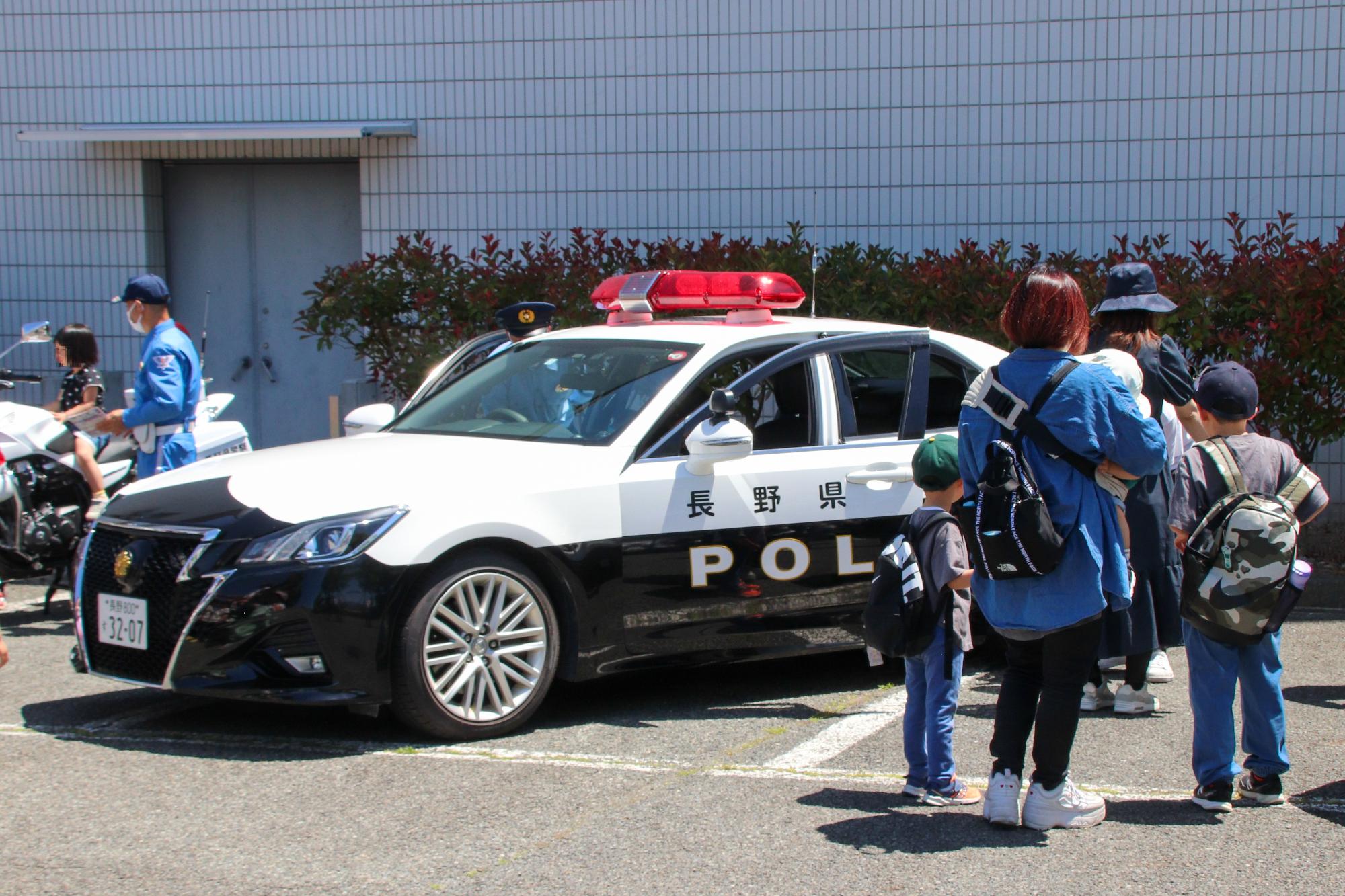 パトカー、白バイなど警察車両の乗車体験の様子