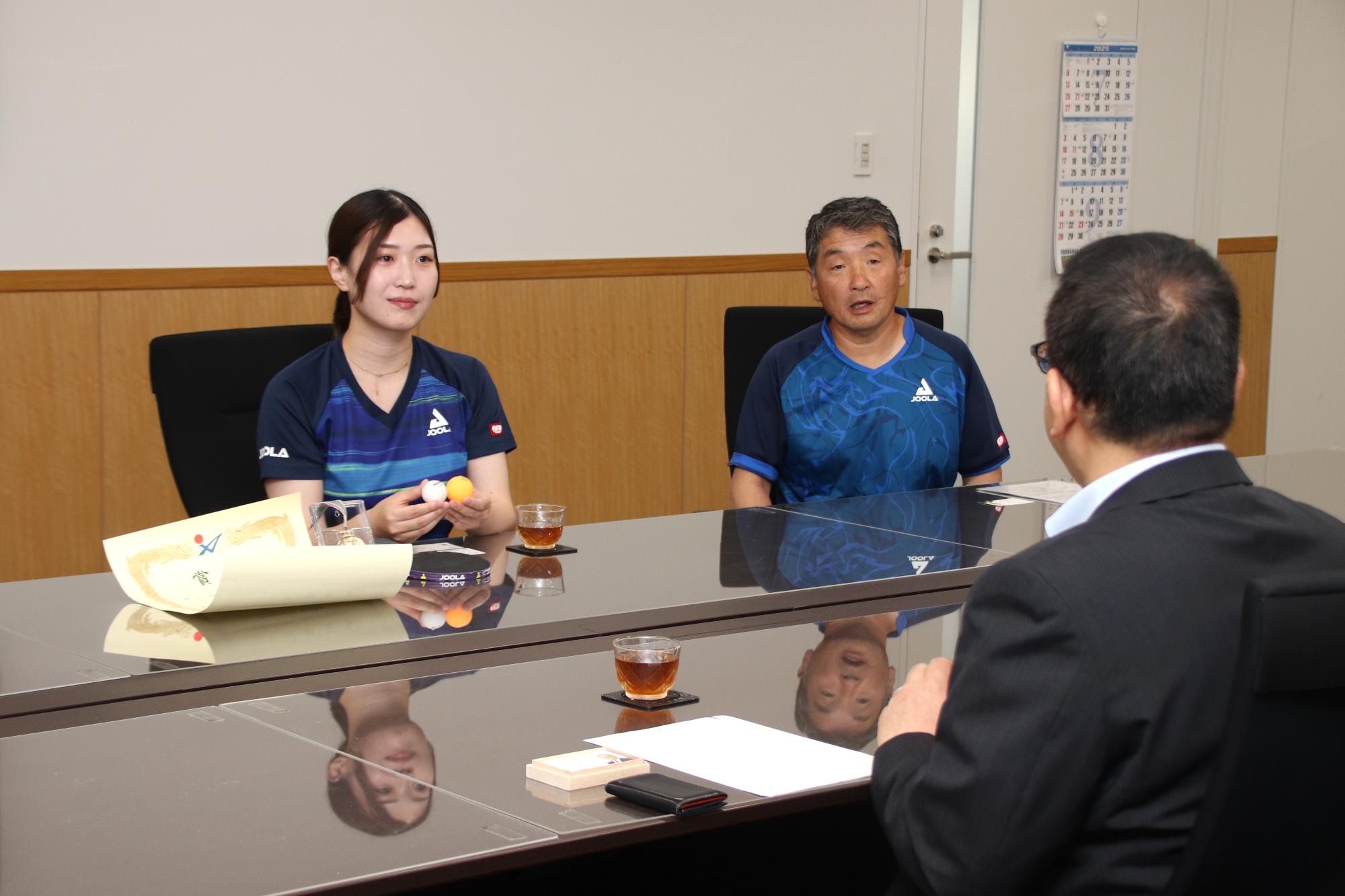 小川市長と談笑する山田選手