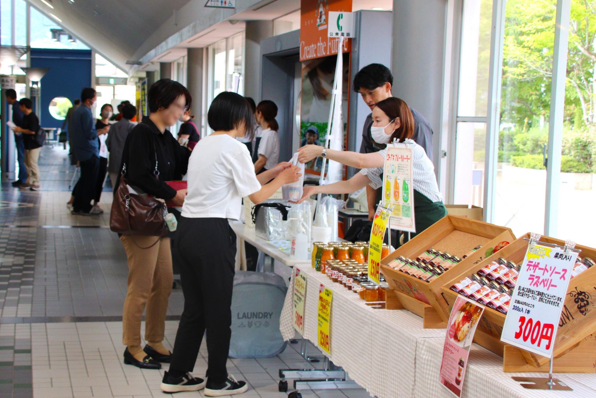 インナーコリドーでの物販の様子