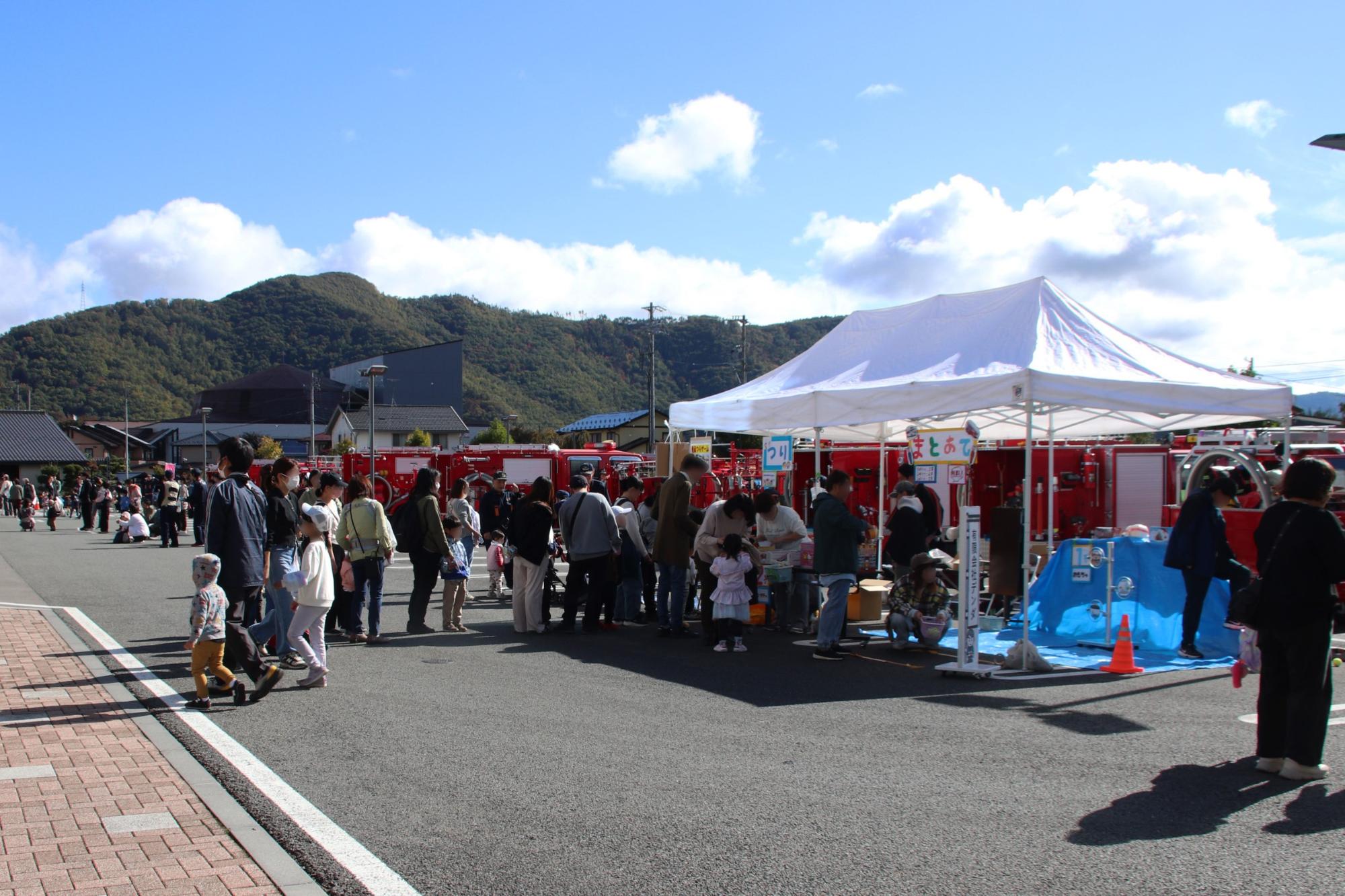 会場が賑わっている様子