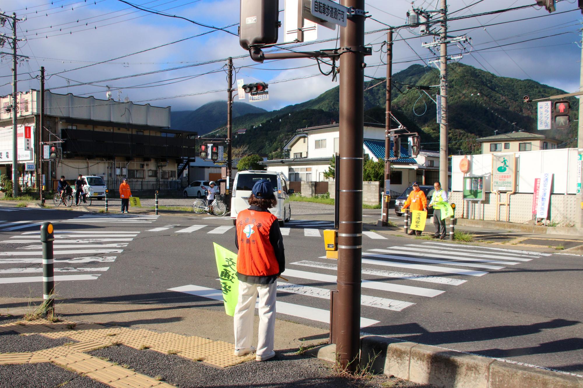 戸倉上山田中学校前交差点での街頭指導の様子