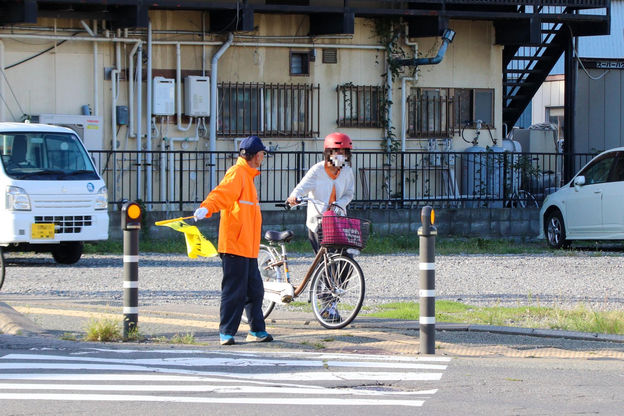 戸倉上山田中学校前交差点横断歩道での指導の様子