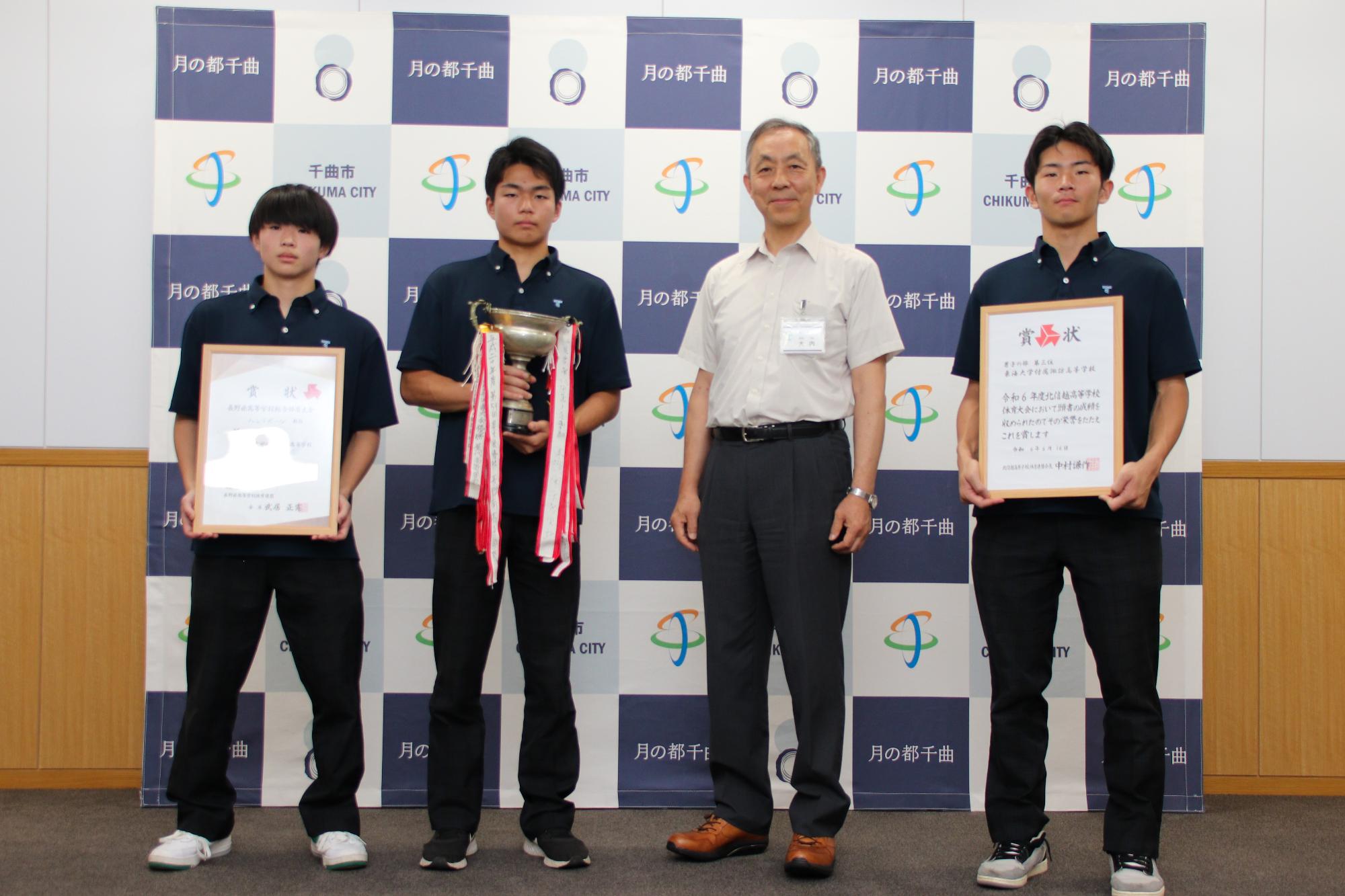 千曲市出身3選手と大内副市長の集合写真